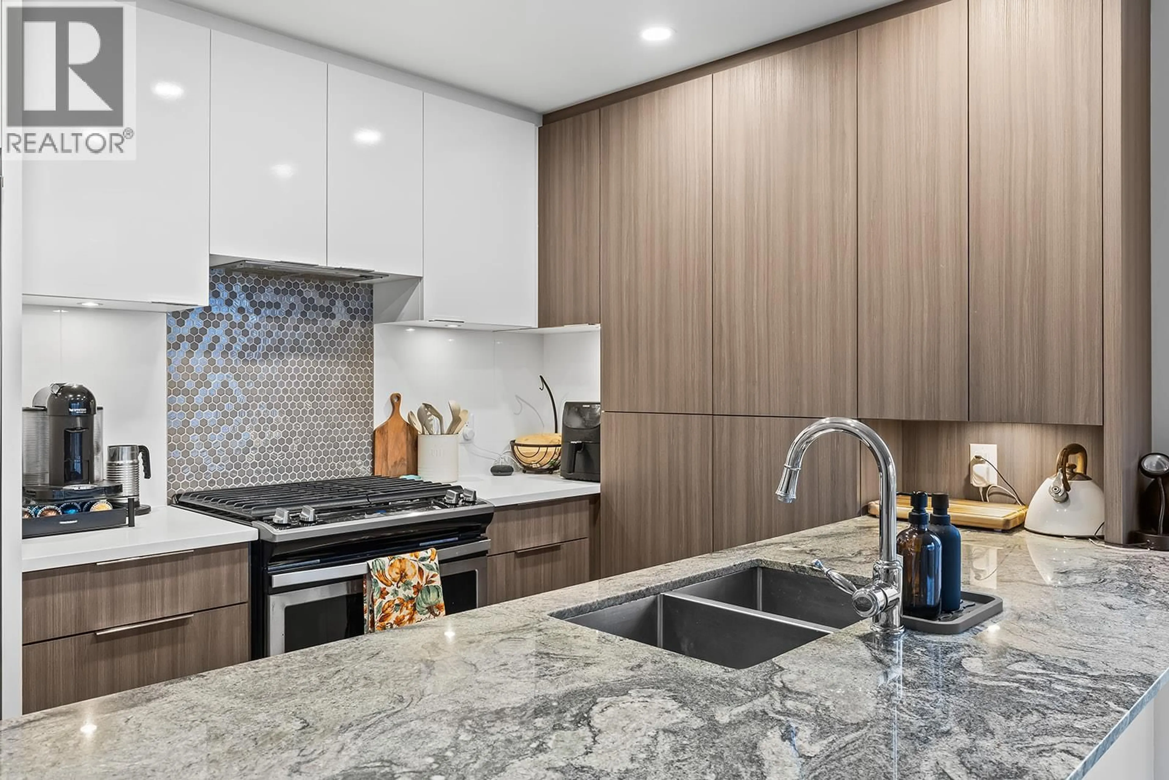 Contemporary kitchen, ceramic/tile floor for 905 - 1151 SUNSET DRIVE, Kelowna British Columbia V1Y0G2