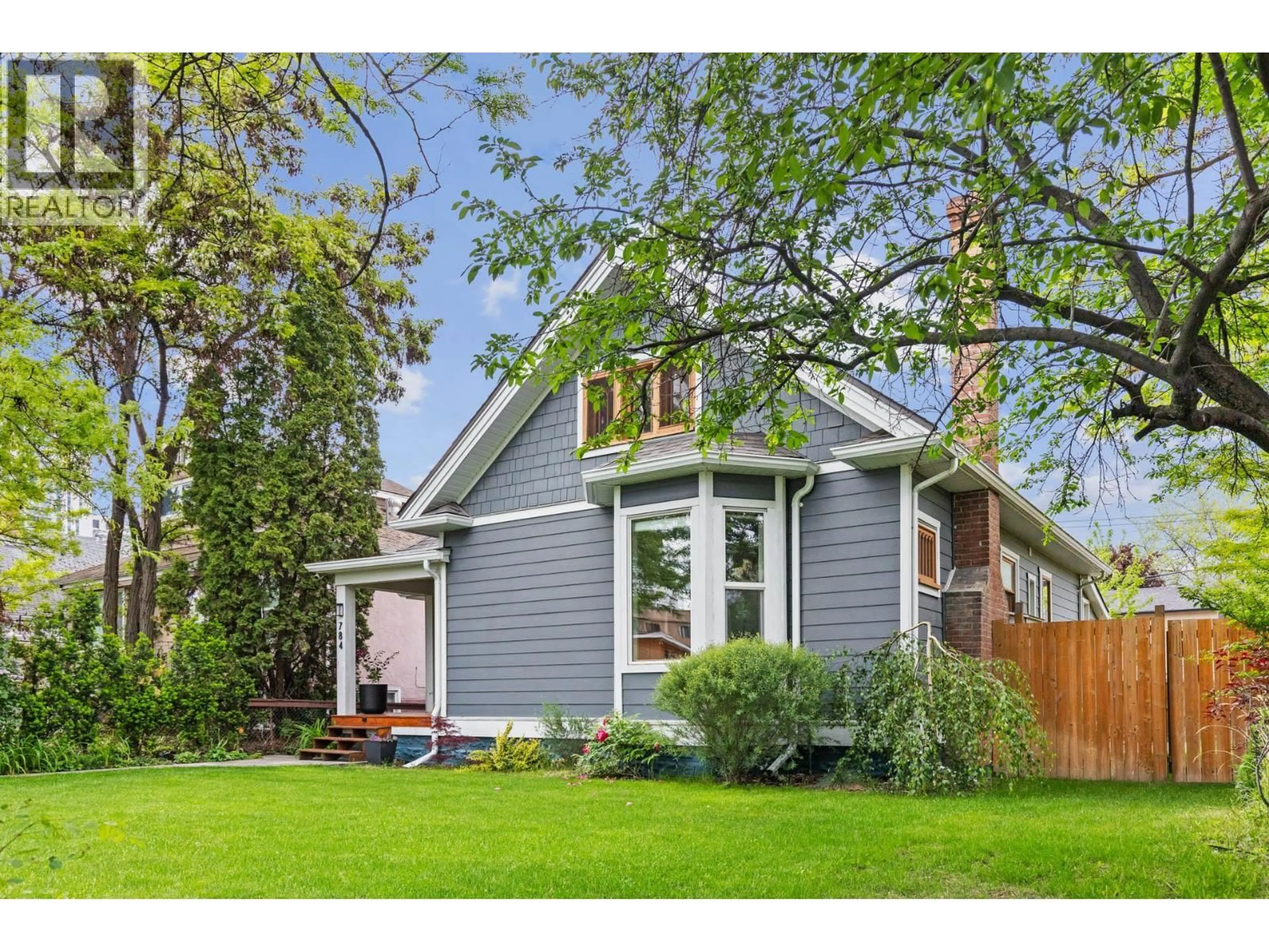 Home with vinyl exterior material, street for 784 LAWRENCE AVENUE, Kelowna British Columbia V1Y6L9