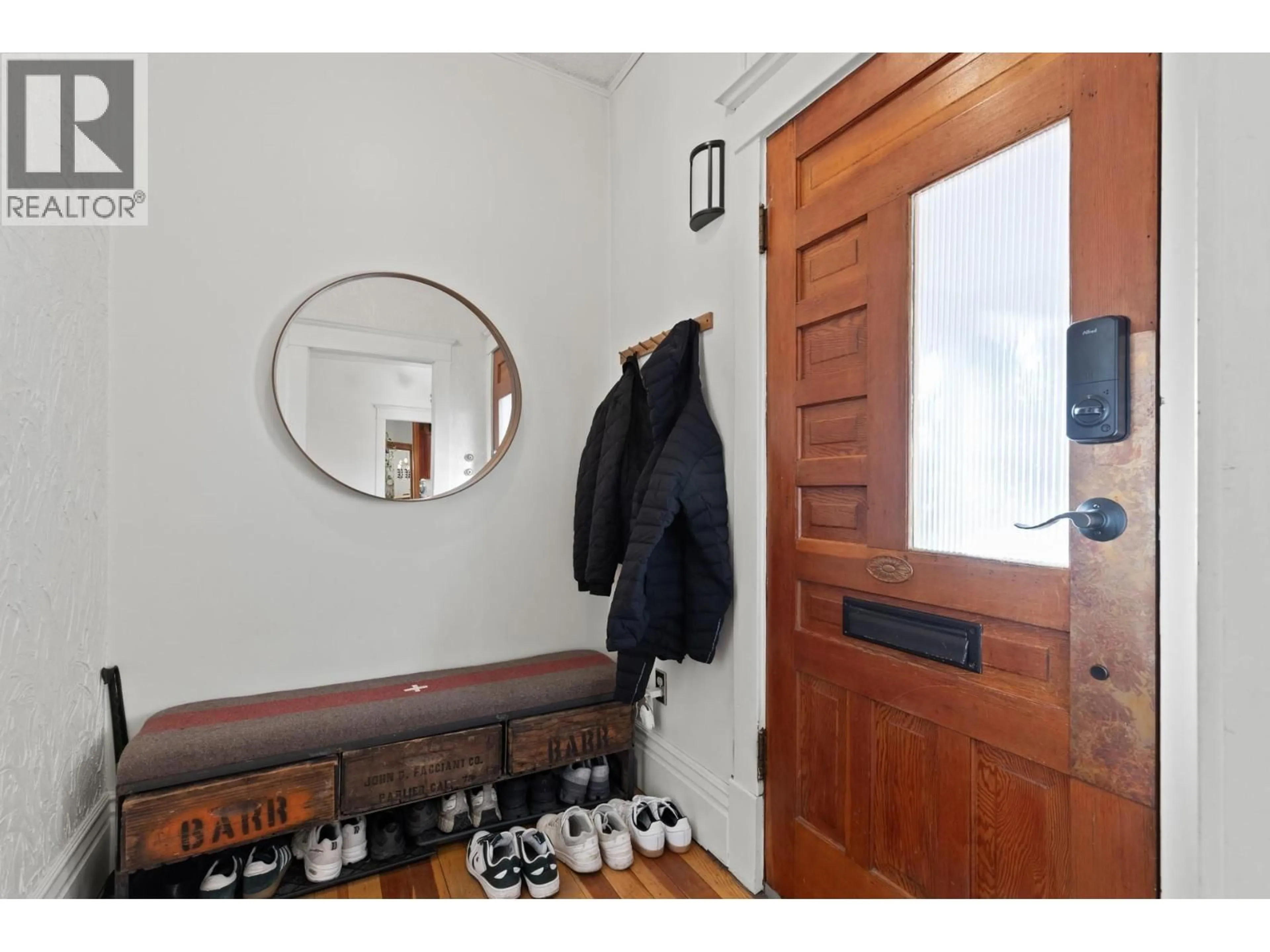 Indoor entryway for 784 LAWRENCE AVENUE, Kelowna British Columbia V1Y6L9