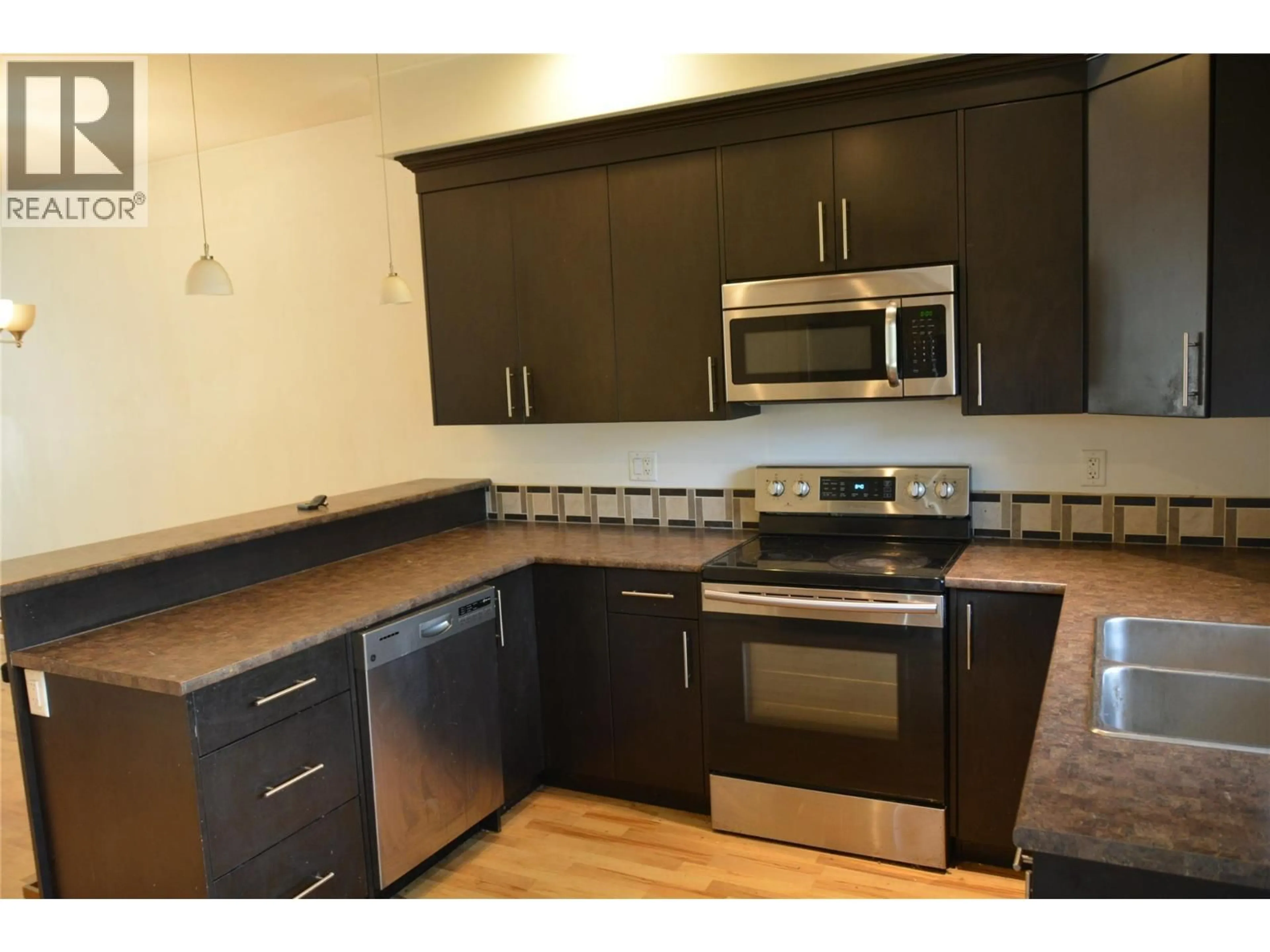 Standard kitchen, wood/laminate floor for 25 - 2860 VALLEYVIEW DRIVE, Kamloops British Columbia V2C0B3