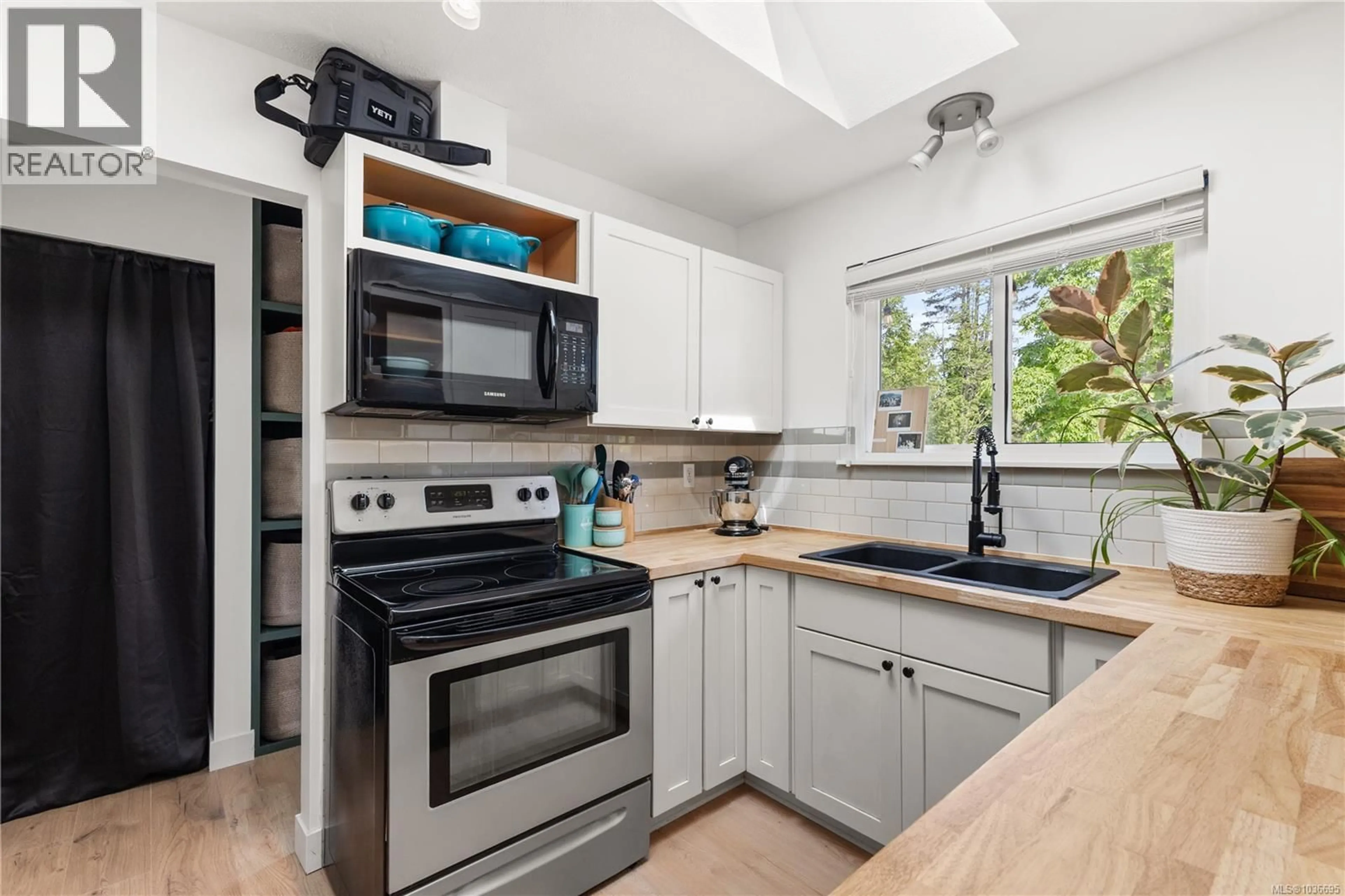 Standard kitchen, ceramic/tile floor for 3988 CRAIG ROAD, Campbell River British Columbia V9H1G8