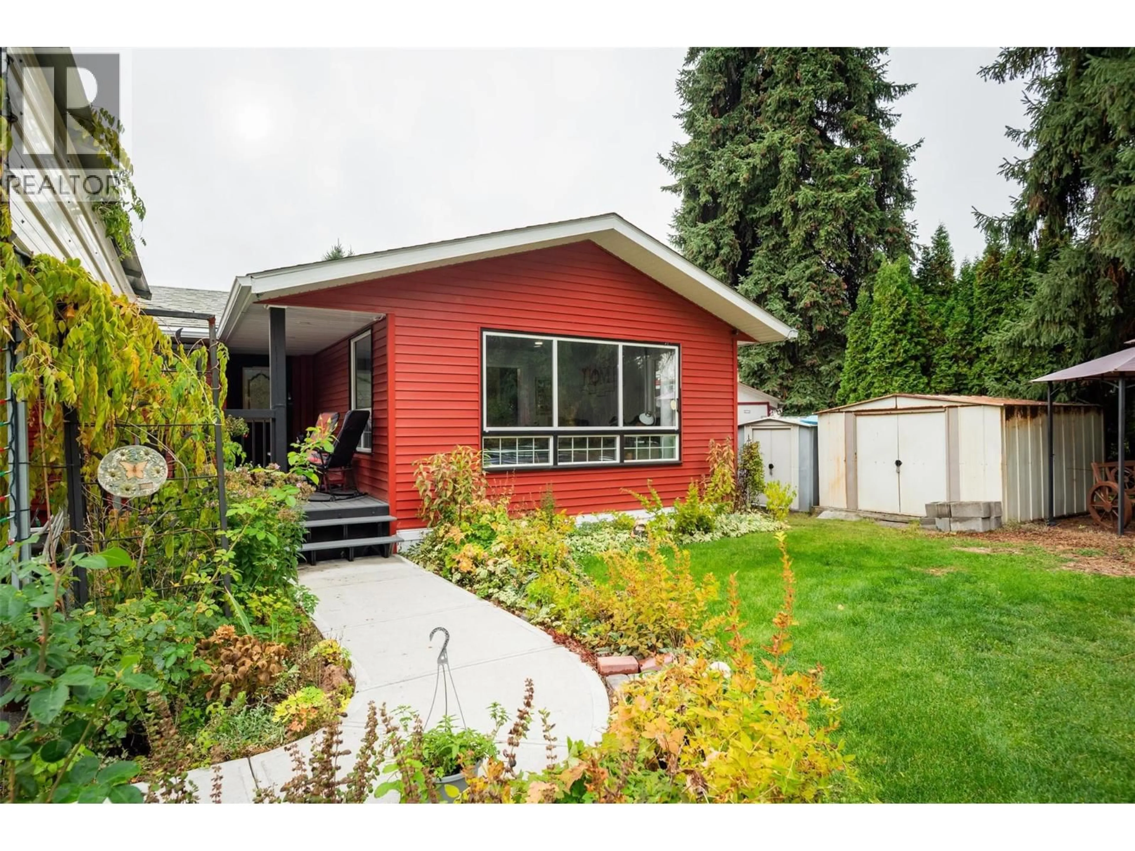 Home with vinyl exterior material, street for 8329 HIGHWAY 3B OTHER, Trail British Columbia V1R4W3