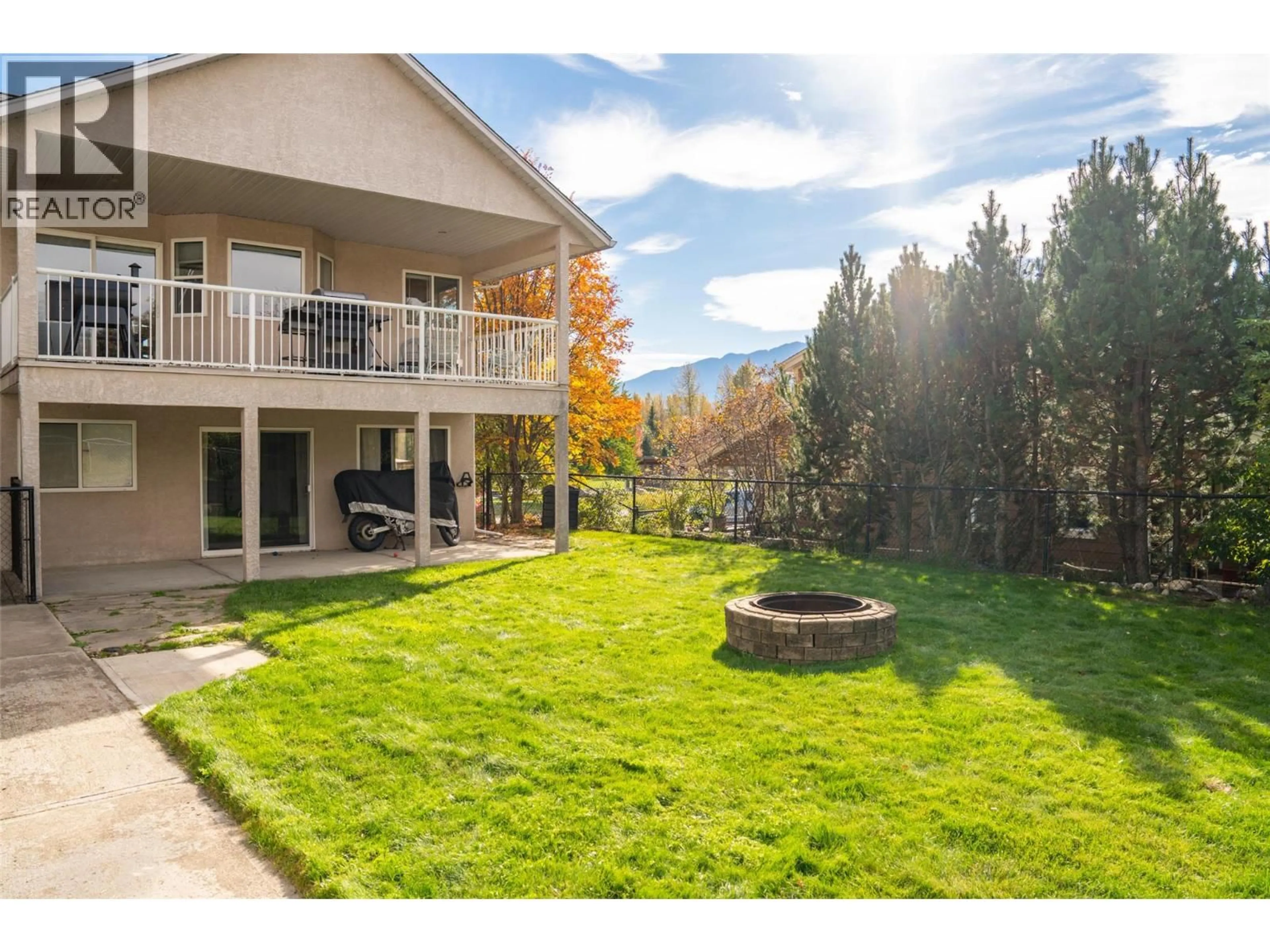A pic from outside/outdoor area/front of a property/back of a property/a pic from drone, mountain view for 909 EDWARD STREET, Revelstoke British Columbia V0E2S0
