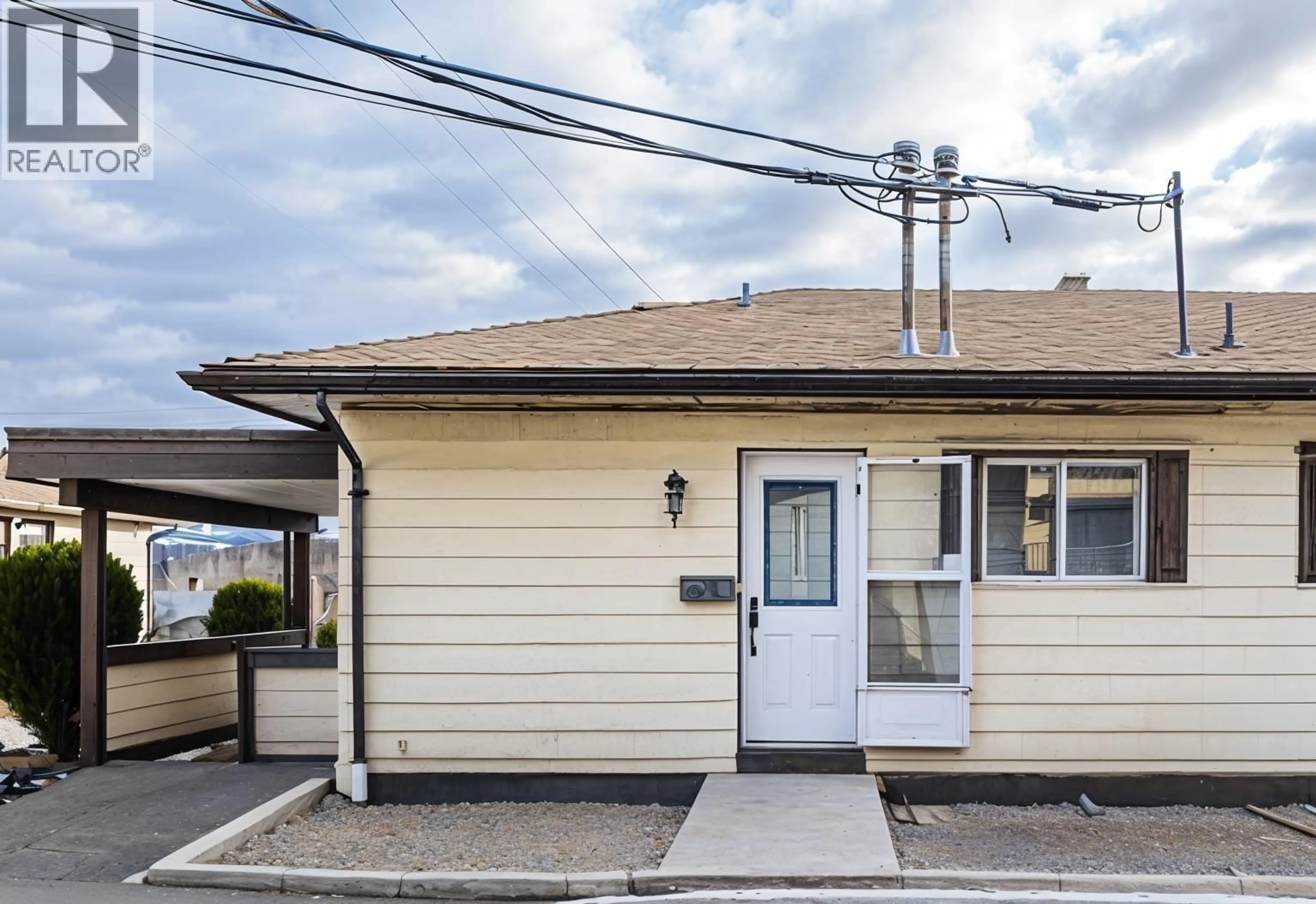 Patio, street for 208 - 4004 34 STREET, Vernon British Columbia V1T5Y2