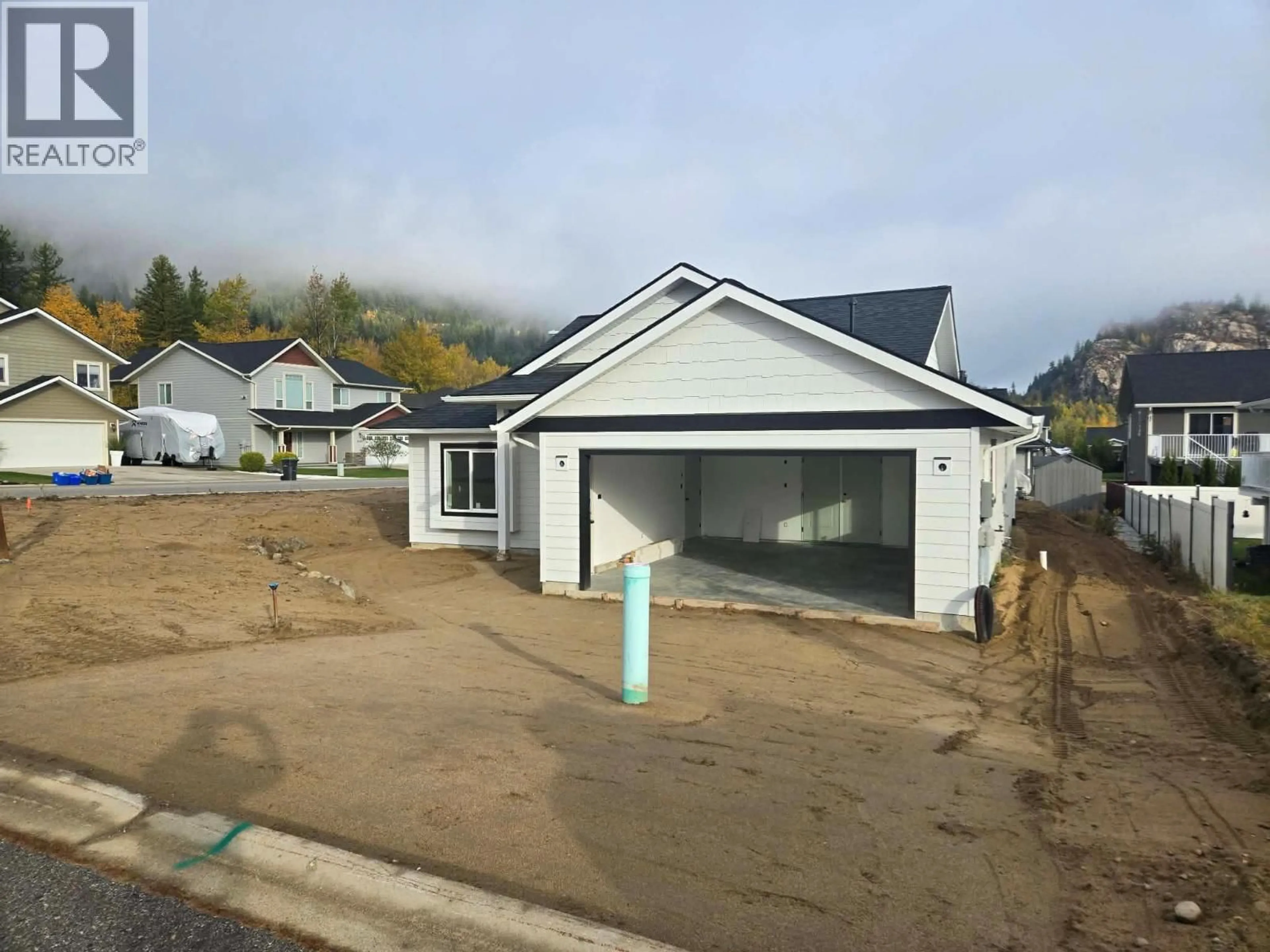 Home with vinyl exterior material, street for 1537 GRANDVIEW DRIVE, Castlegar British Columbia V1N4X7