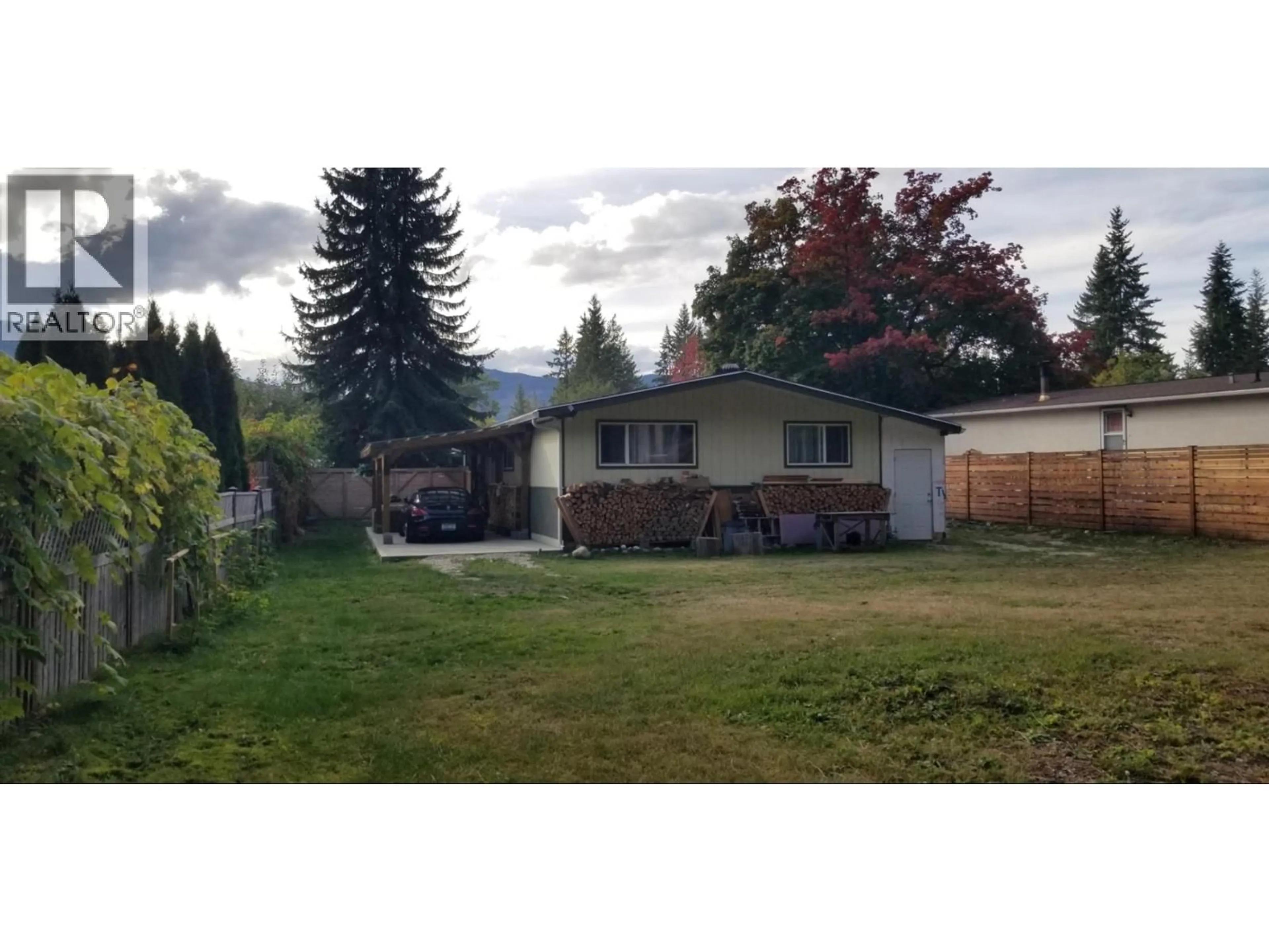 A pic from outside/outdoor area/front of a property/back of a property/a pic from drone, mountain view for 914 COLUMBIA CRESCENT, Nakusp British Columbia V0G1R0