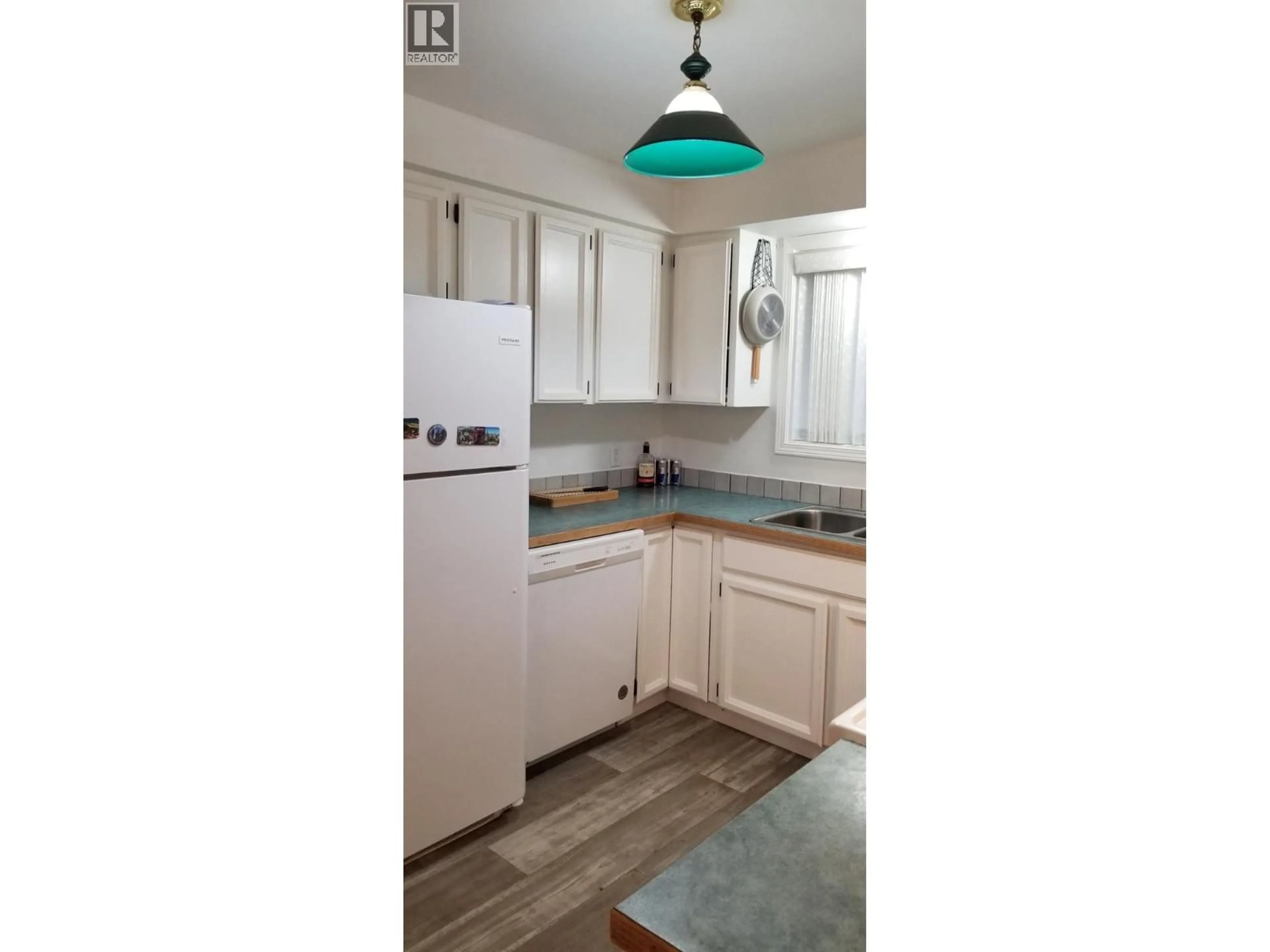 Standard kitchen, ceramic/tile floor for 914 COLUMBIA CRESCENT, Nakusp British Columbia V0G1R0