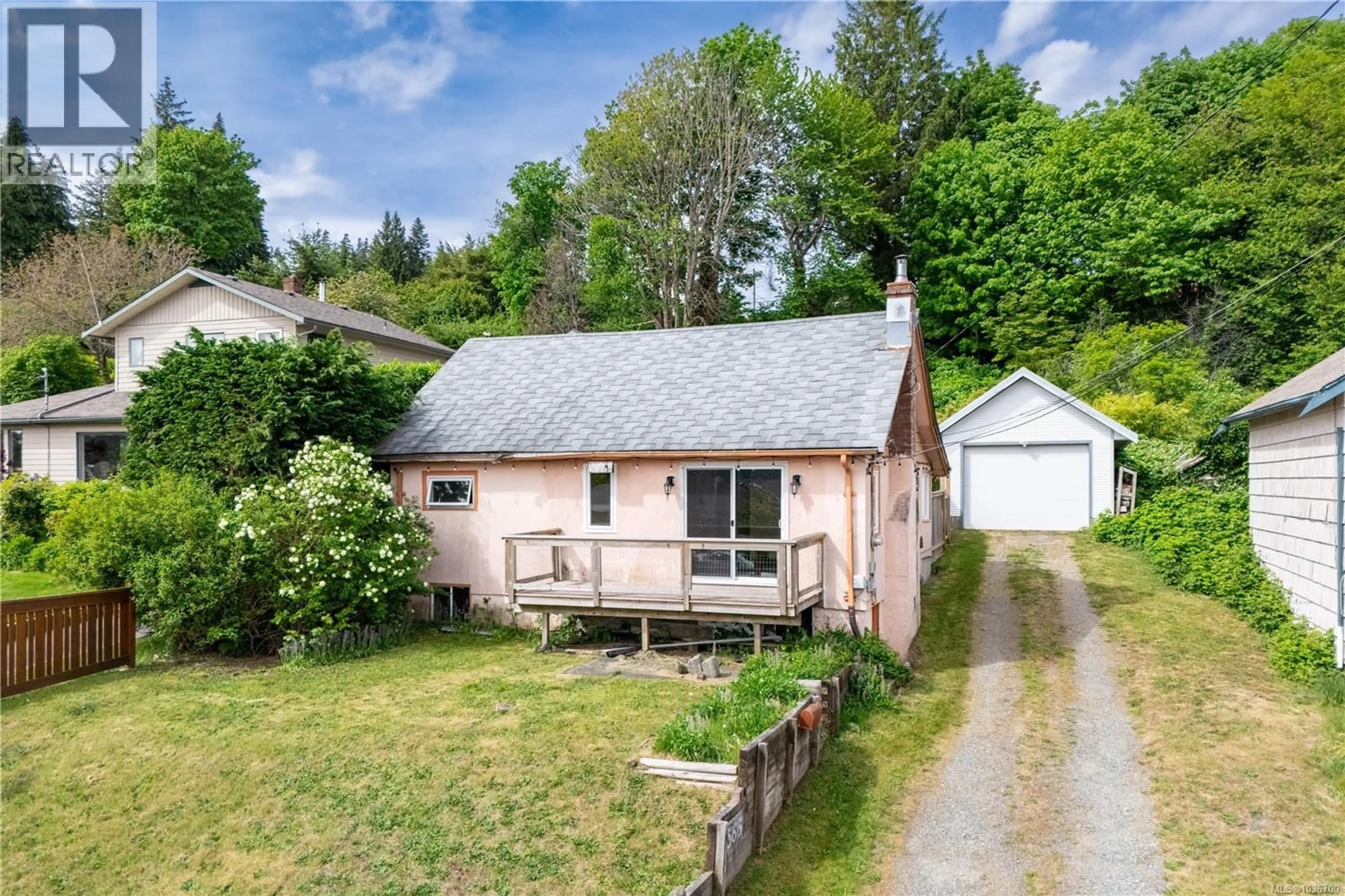 A pic from outside/outdoor area/front of a property/back of a property/a pic from drone, street for 566 THULIN STREET, Campbell River British Columbia V9W2L1