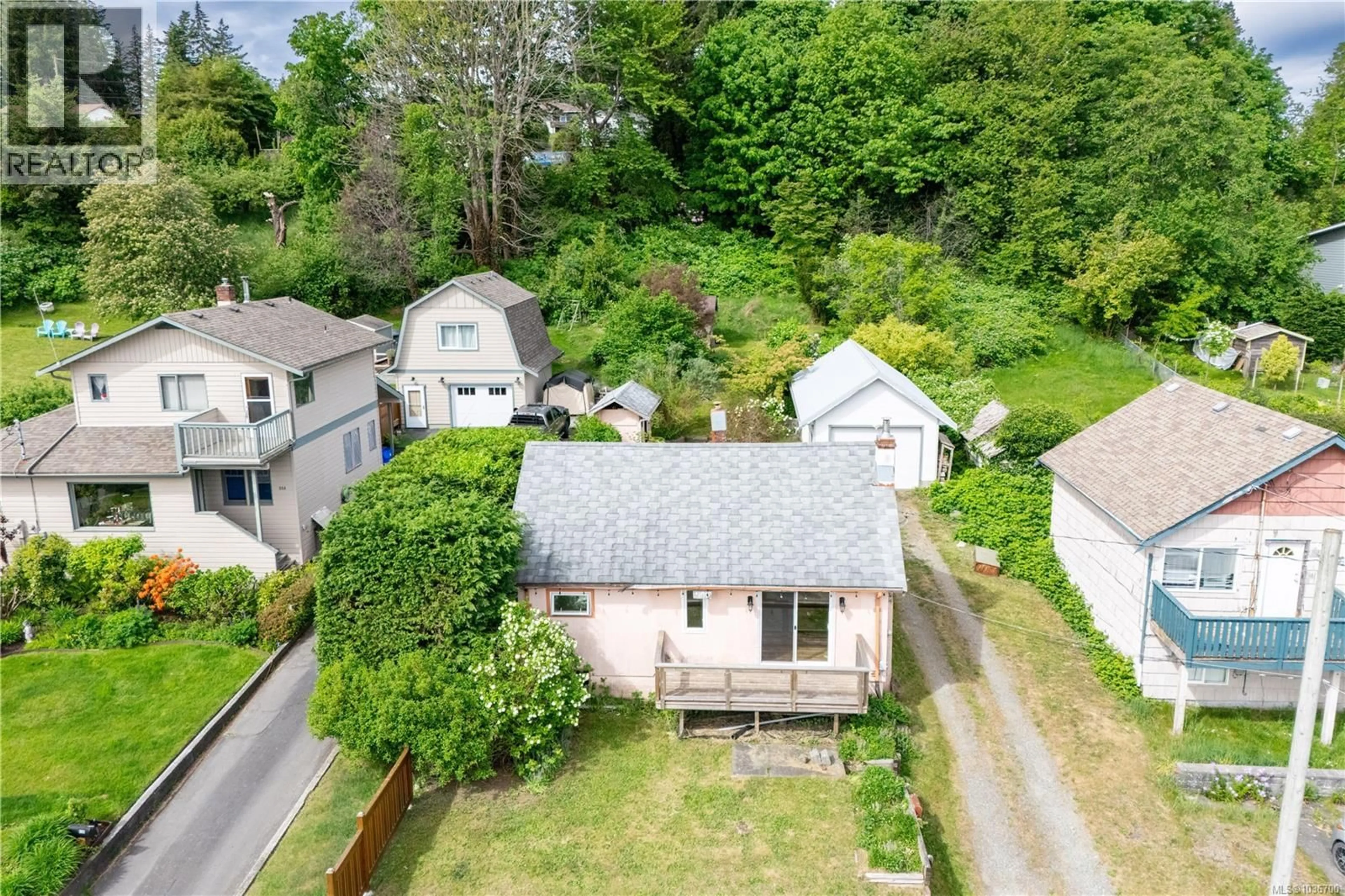 A pic from outside/outdoor area/front of a property/back of a property/a pic from drone, street for 566 THULIN STREET, Campbell River British Columbia V9W2L1