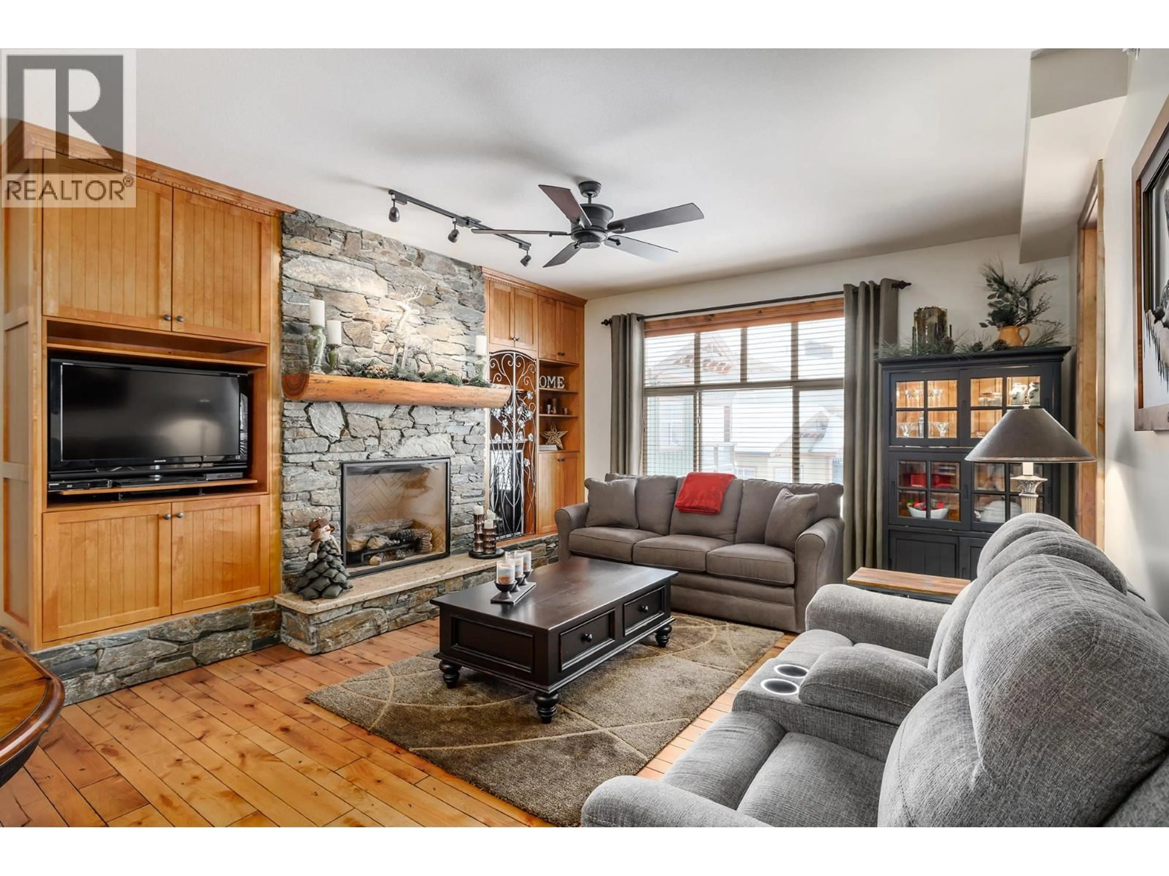 Living room with furniture, wood/laminate floor for 4-602 - 7700 PORCUPINE ROAD, Big White British Columbia V1P1P3