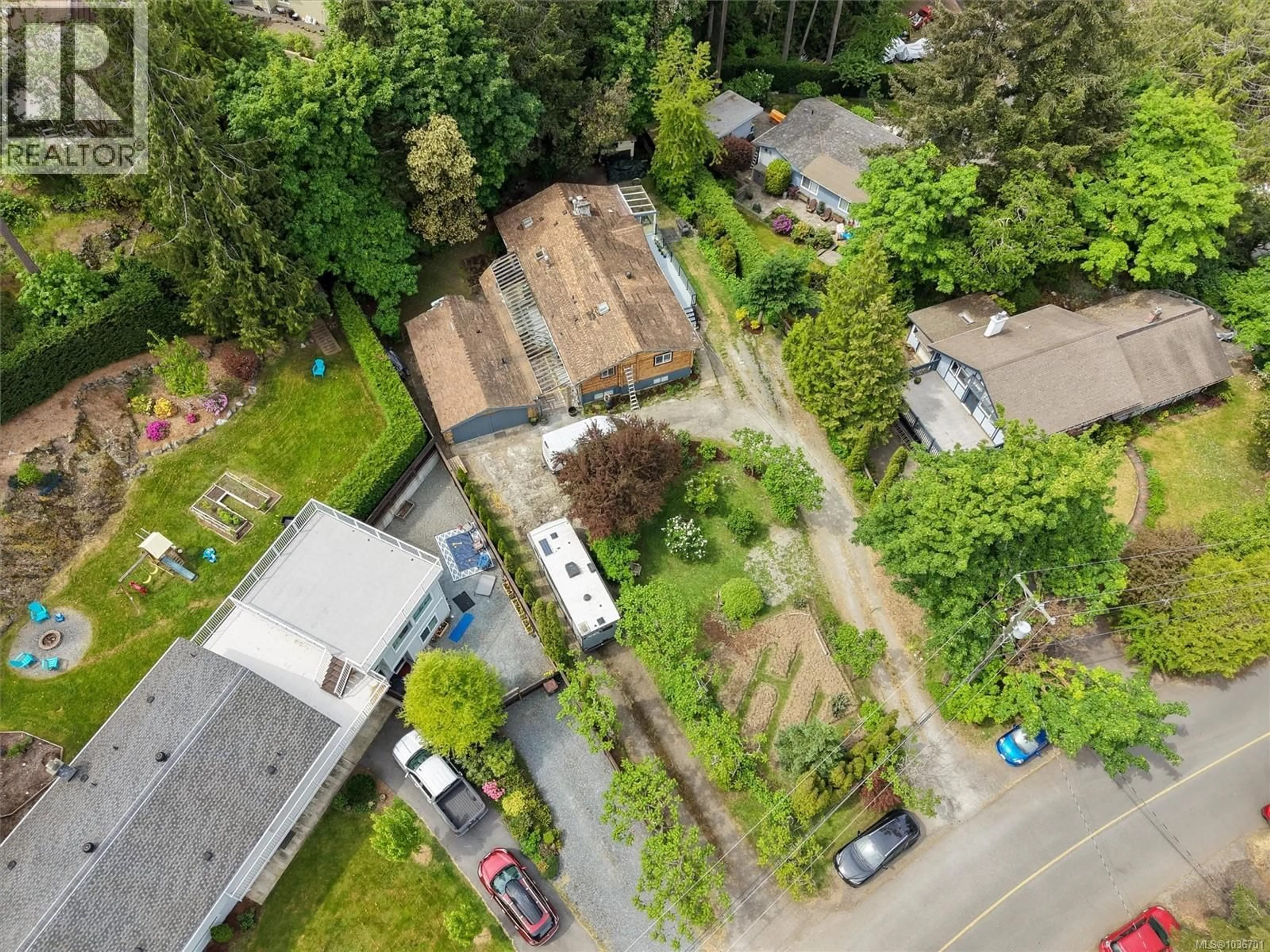 A pic from outside/outdoor area/front of a property/back of a property/a pic from drone, street for 6898 WOODWARD DRIVE, Central Saanich British Columbia V8M1A9