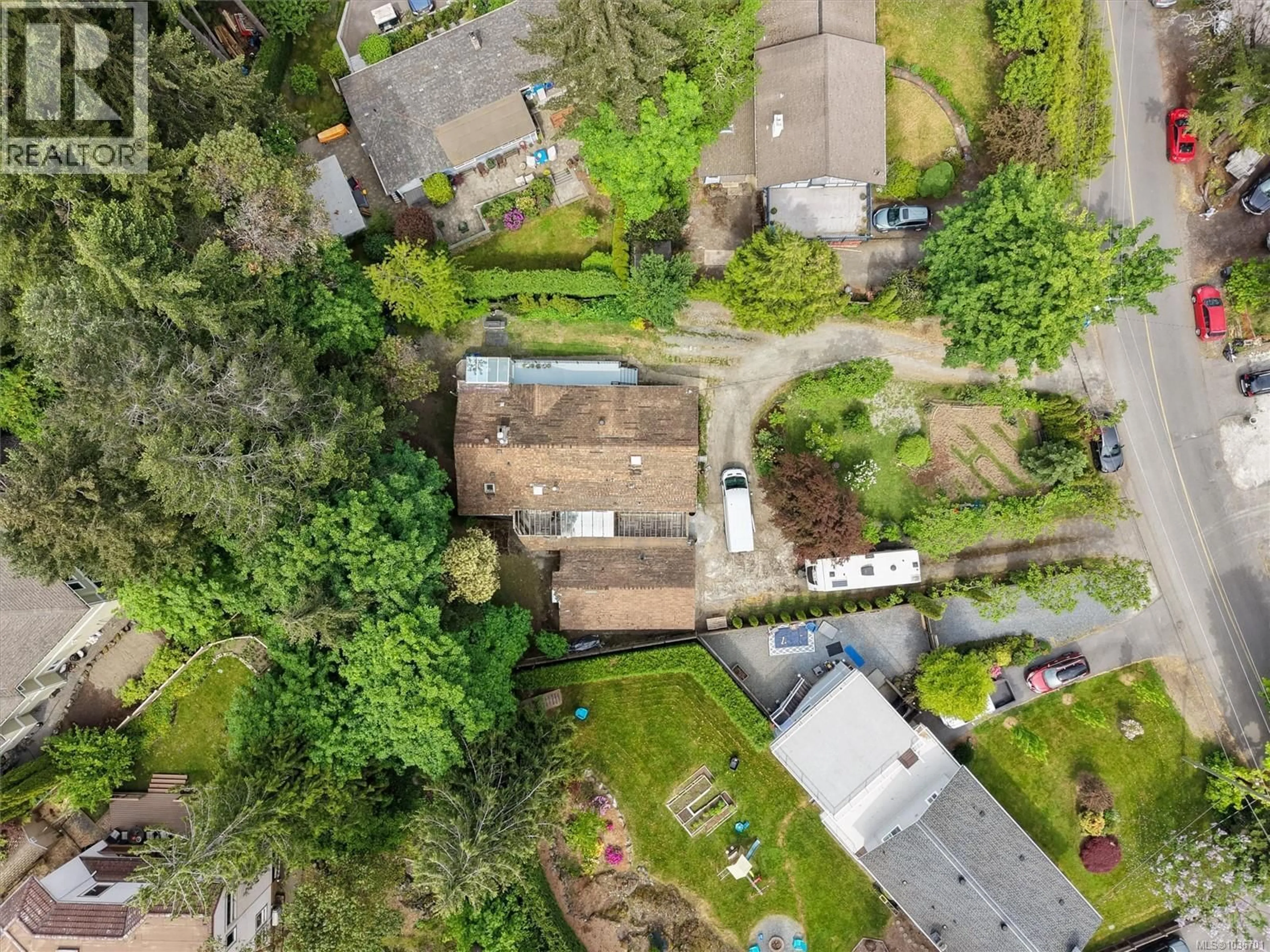 A pic from outside/outdoor area/front of a property/back of a property/a pic from drone, street for 6898 WOODWARD DRIVE, Central Saanich British Columbia V8M1A9