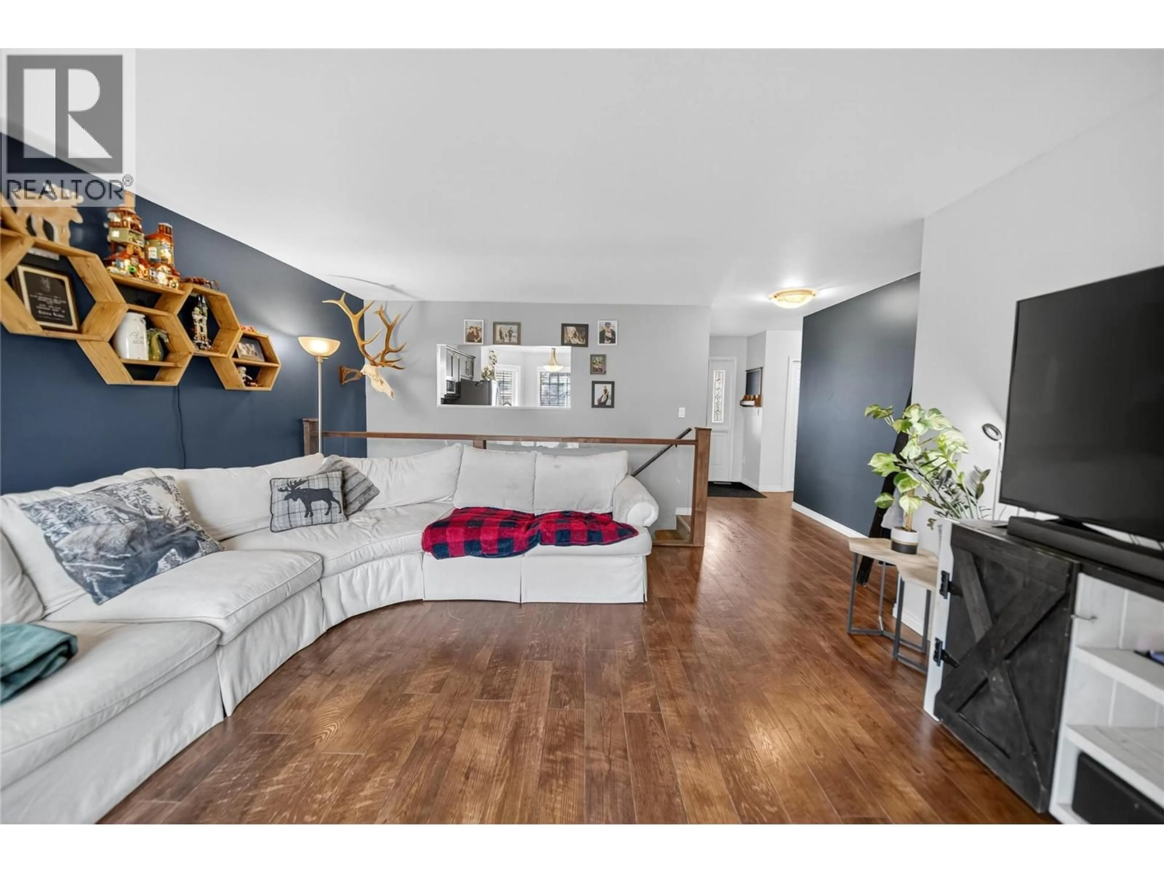 Living room with furniture, wood/laminate floor for 1412 20A STREET SOUTH STREET, Cranbrook British Columbia V1C6L7