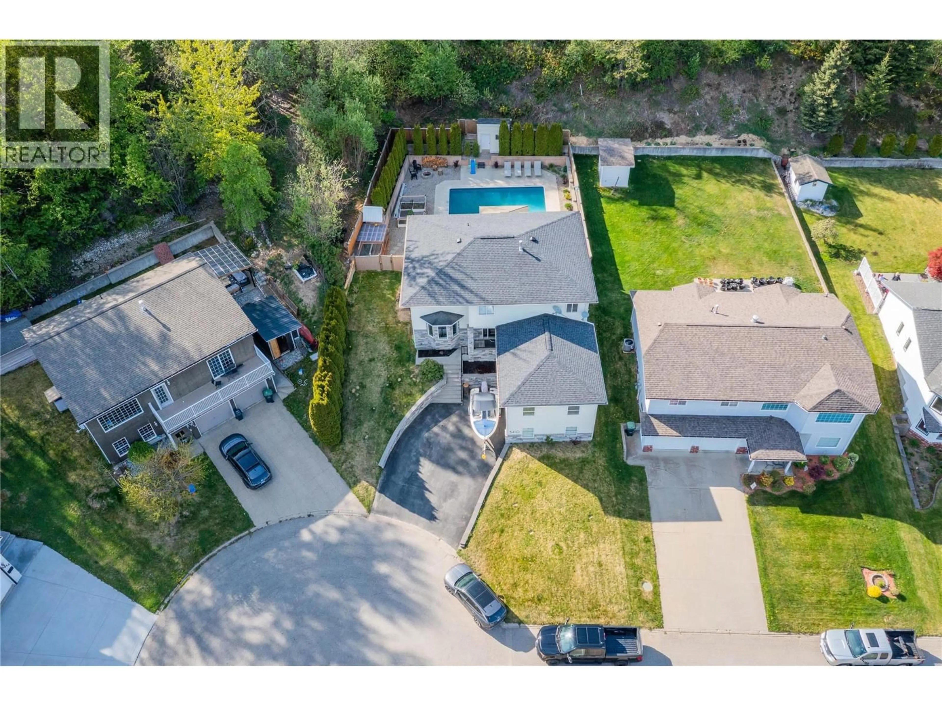A pic from outside/outdoor area/front of a property/back of a property/a pic from drone, street for 3410 WINDSOR PLACE, Castlegar British Columbia V1N4E2