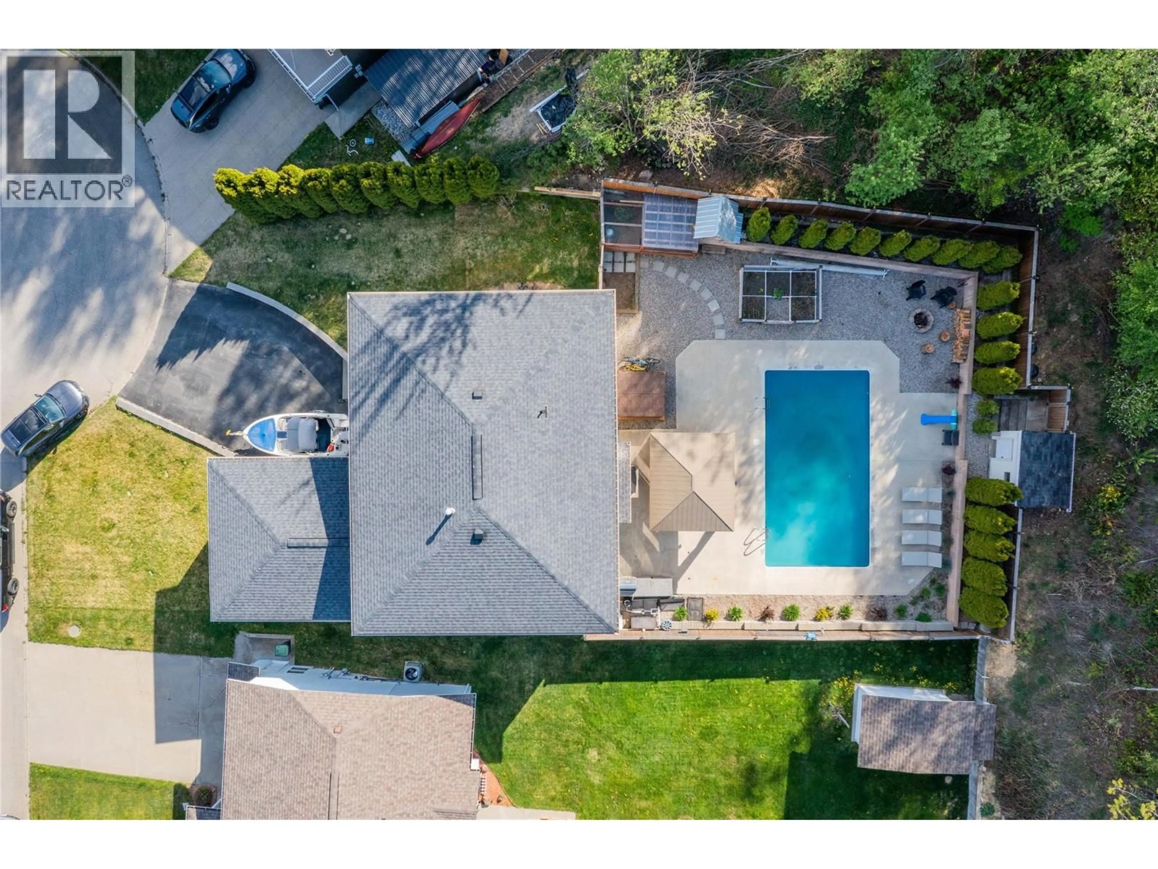 A pic from outside/outdoor area/front of a property/back of a property/a pic from drone, street for 3410 WINDSOR PLACE, Castlegar British Columbia V1N4E2