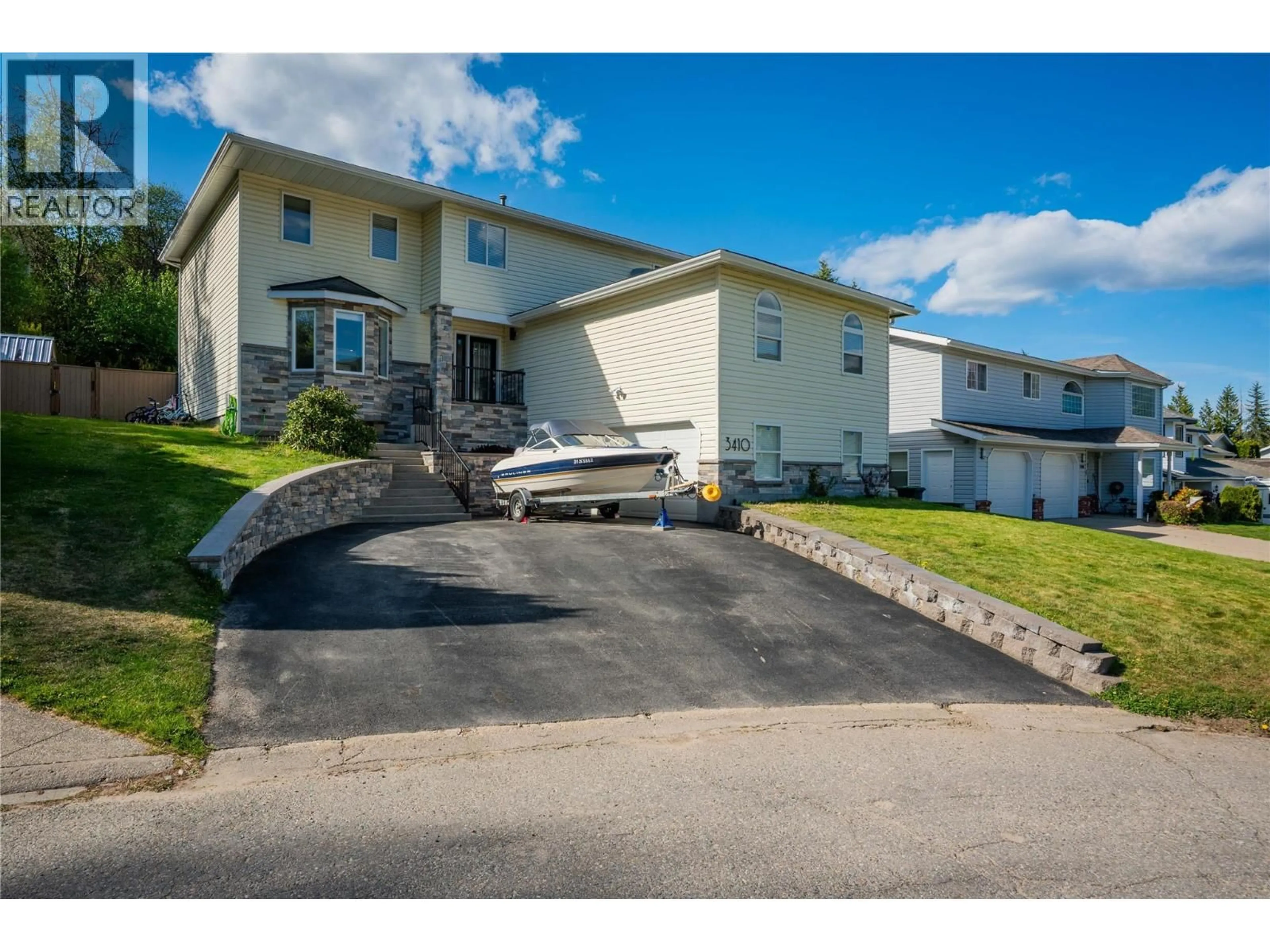 A pic from outside/outdoor area/front of a property/back of a property/a pic from drone, street for 3410 WINDSOR PLACE, Castlegar British Columbia V1N4E2
