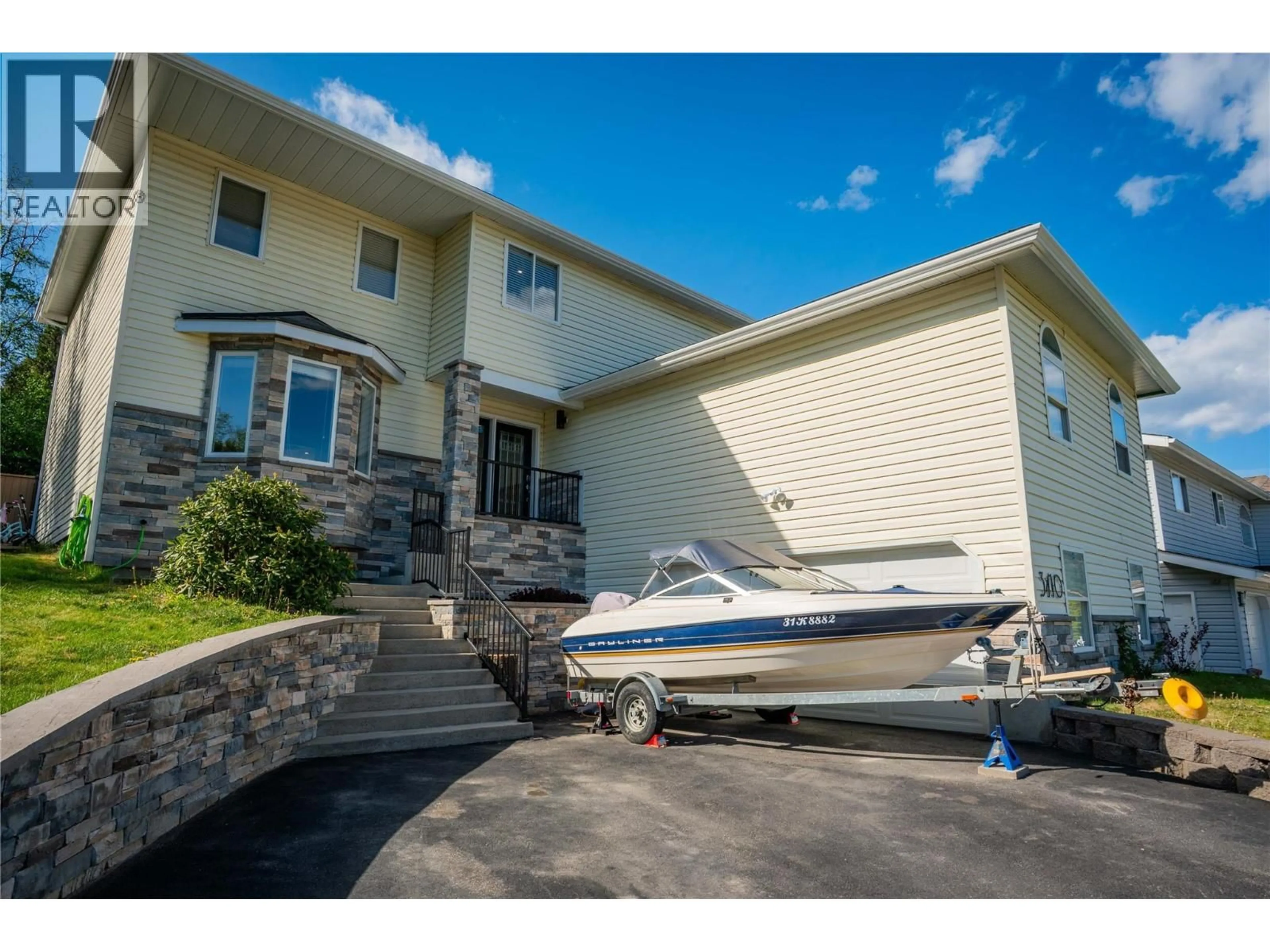 Home with vinyl exterior material, water/lake/river/ocean view for 3410 WINDSOR PLACE, Castlegar British Columbia V1N4E2