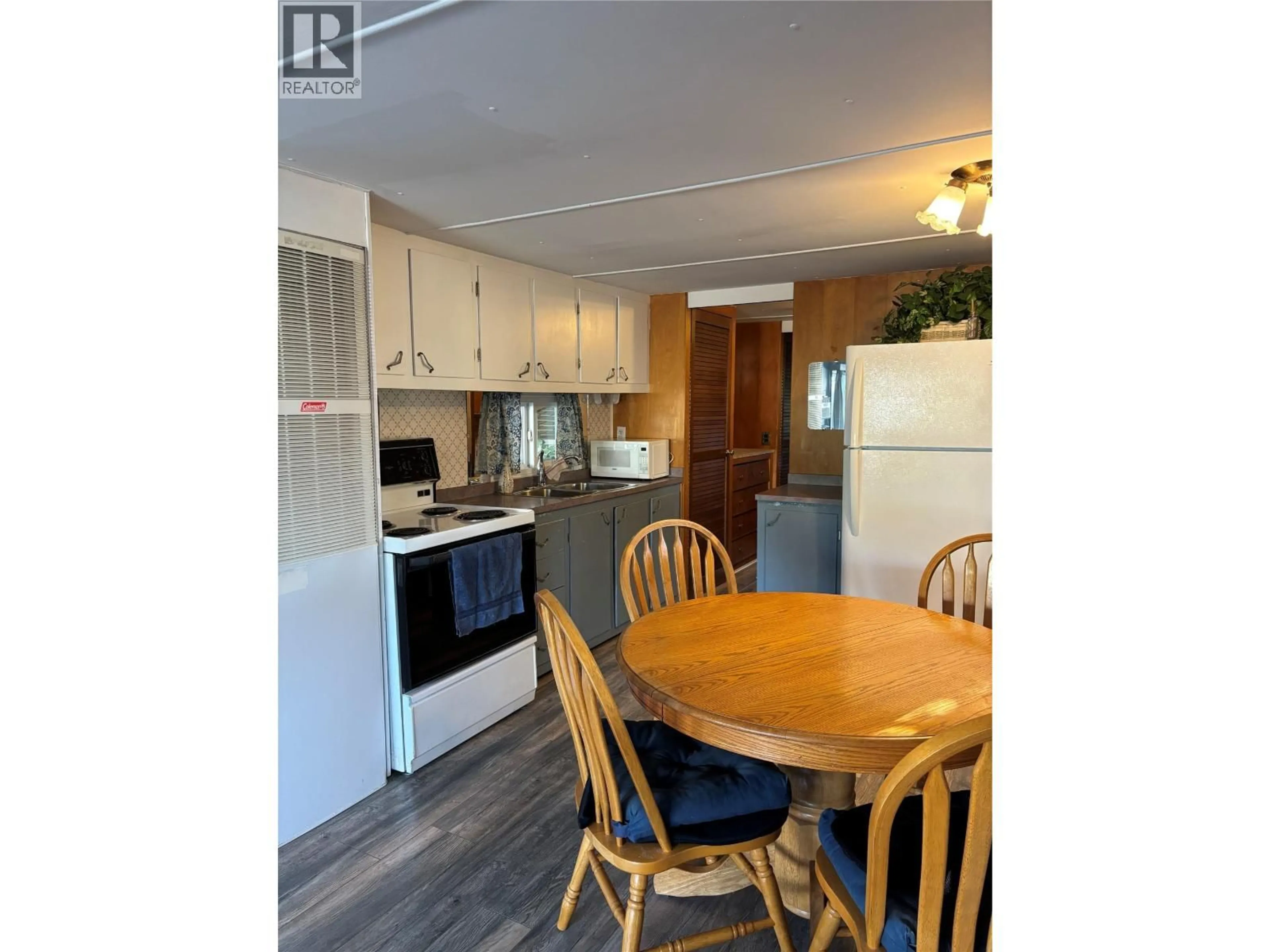 Standard kitchen, wood/laminate floor for 4 - 1132 FINDLAY ROAD, Kelowna British Columbia V1X5A8