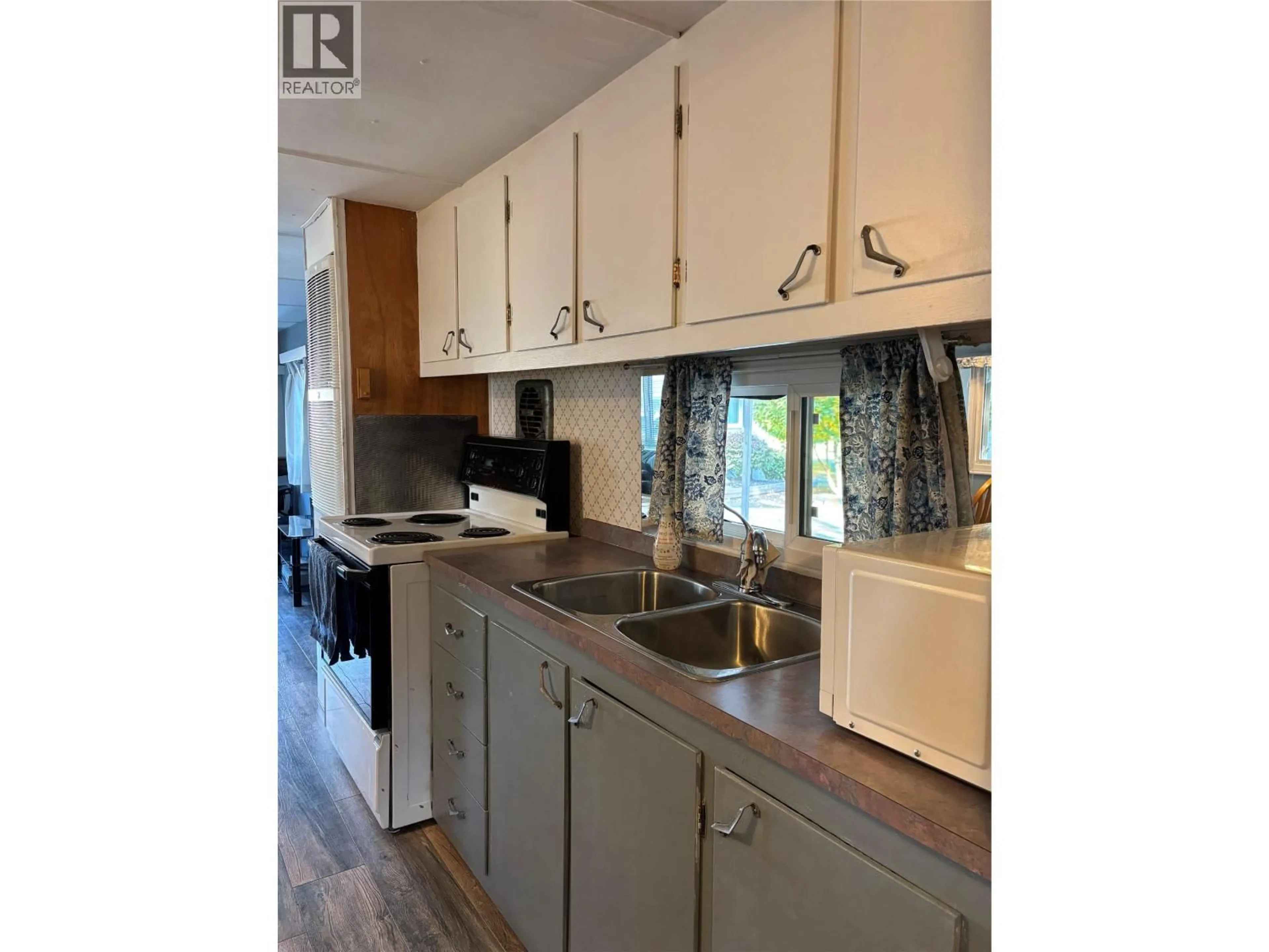 Standard kitchen, wood/laminate floor for 4 - 1132 FINDLAY ROAD, Kelowna British Columbia V1X5A8