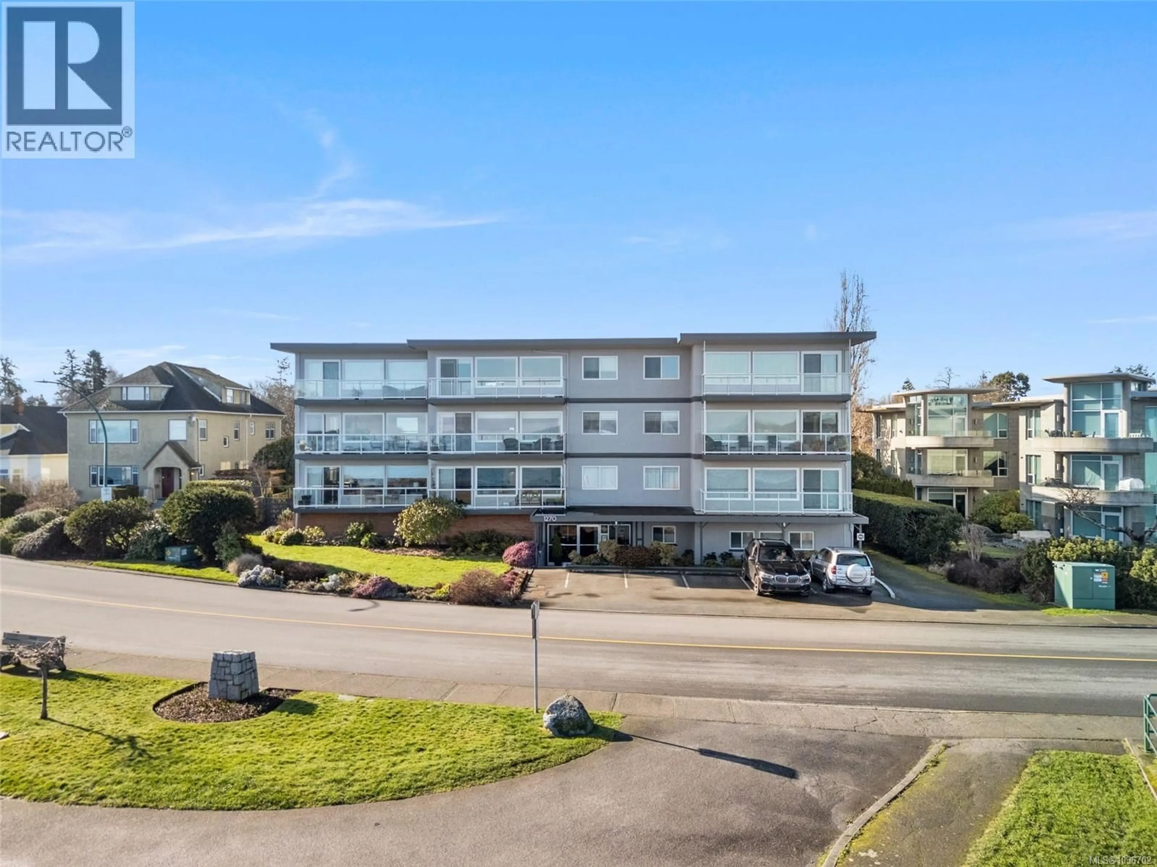 A pic from outside/outdoor area/front of a property/back of a property/a pic from drone, unknown for 305 - 1270 BEACH DRIVE, Oak Bay British Columbia V8S2N3