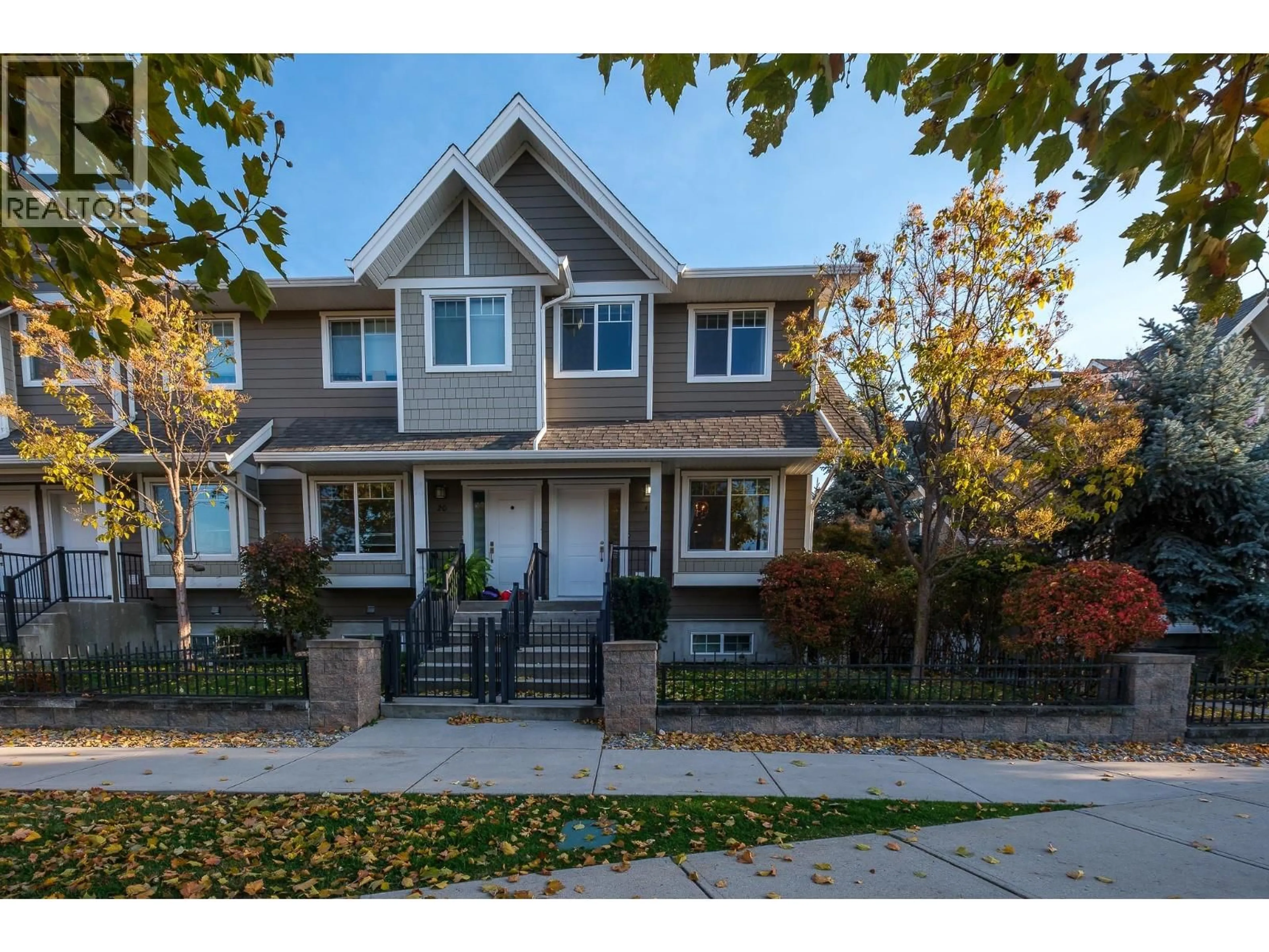 Home with vinyl exterior material, street for 19 - 600 SHERWOOD ROAD, Kelowna British Columbia V1W5K1