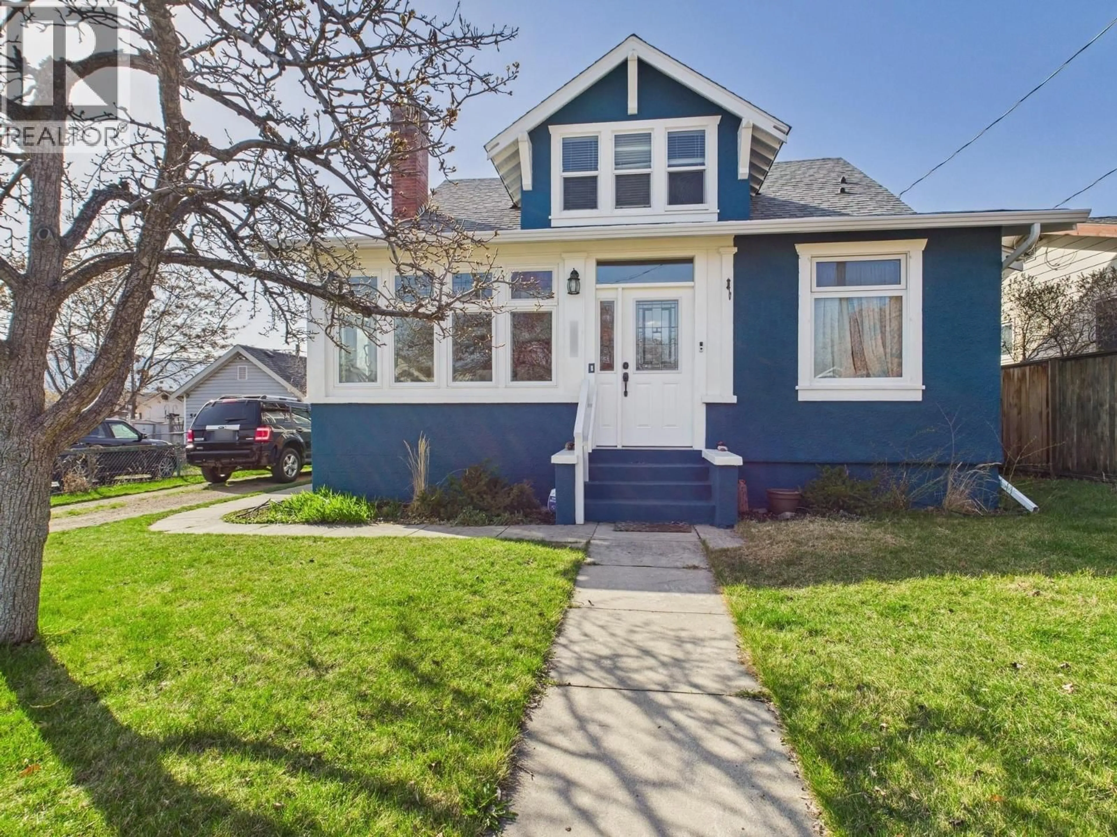 Home with vinyl exterior material, street for 555 SCHOOL AVENUE, Oliver British Columbia V0H1T0