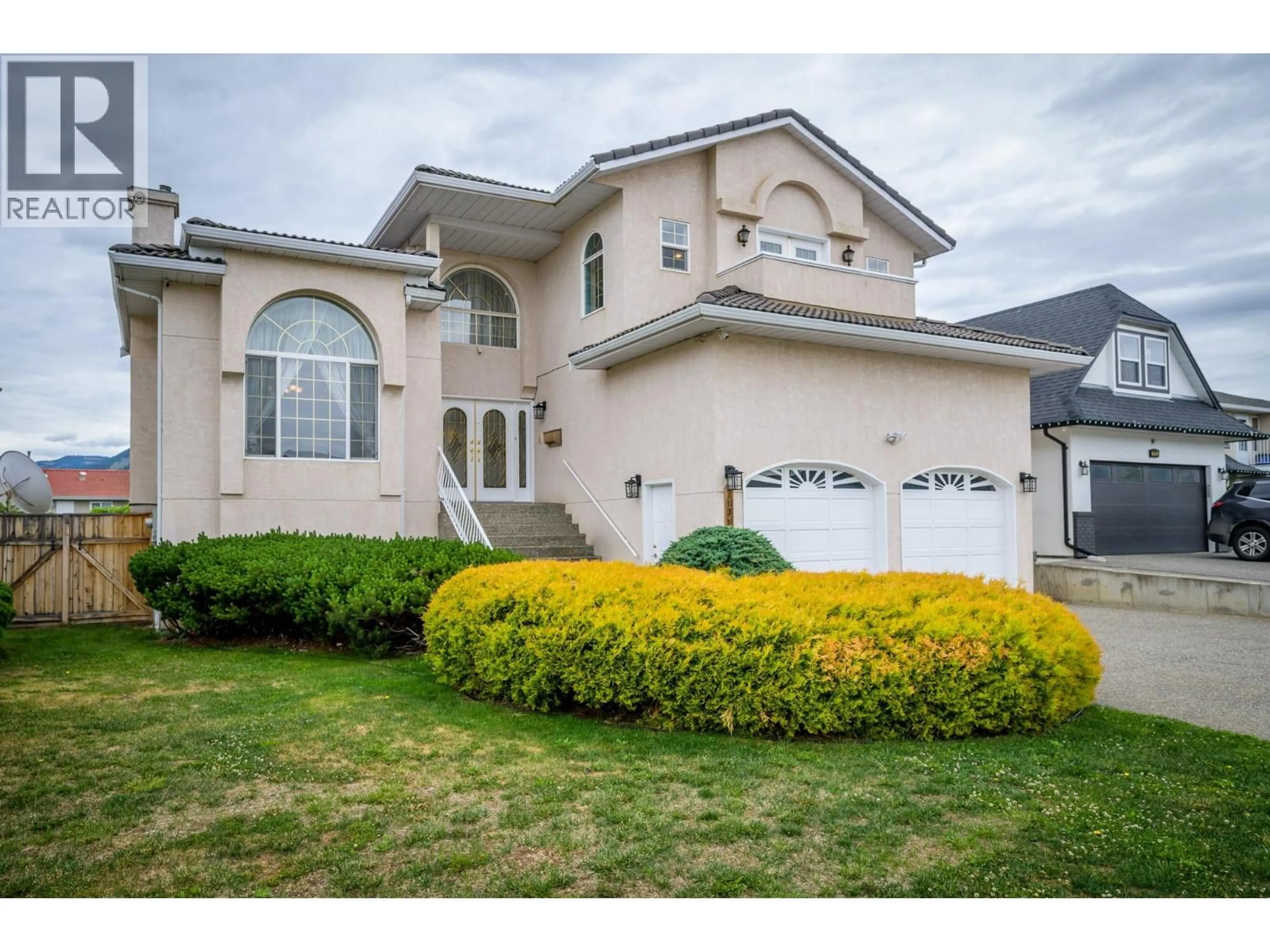 Home with vinyl exterior material, street for 1120 14TH STREET, Kamloops British Columbia V2B8K7