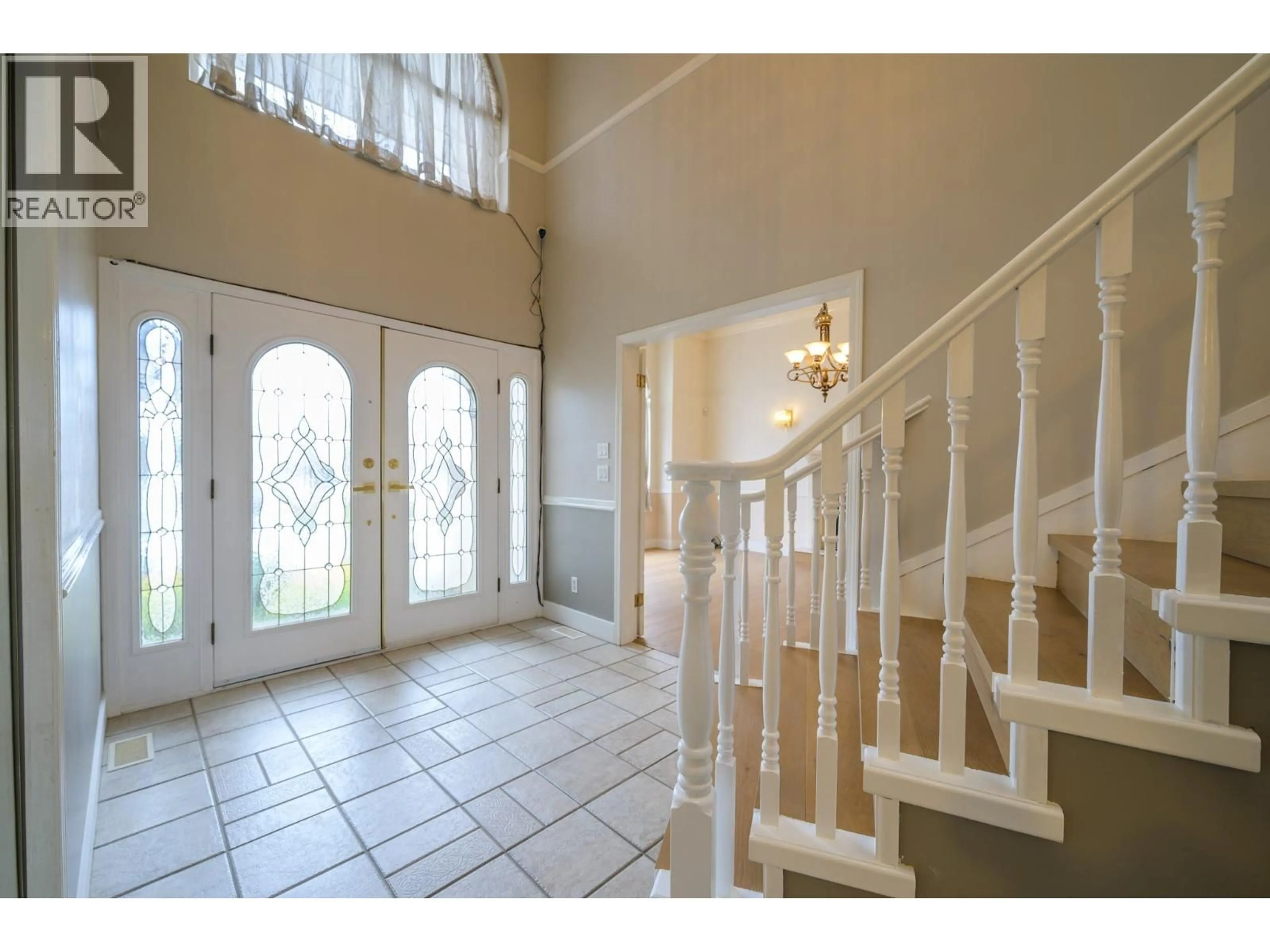 Indoor foyer for 1120 14TH STREET, Kamloops British Columbia V2B8K7