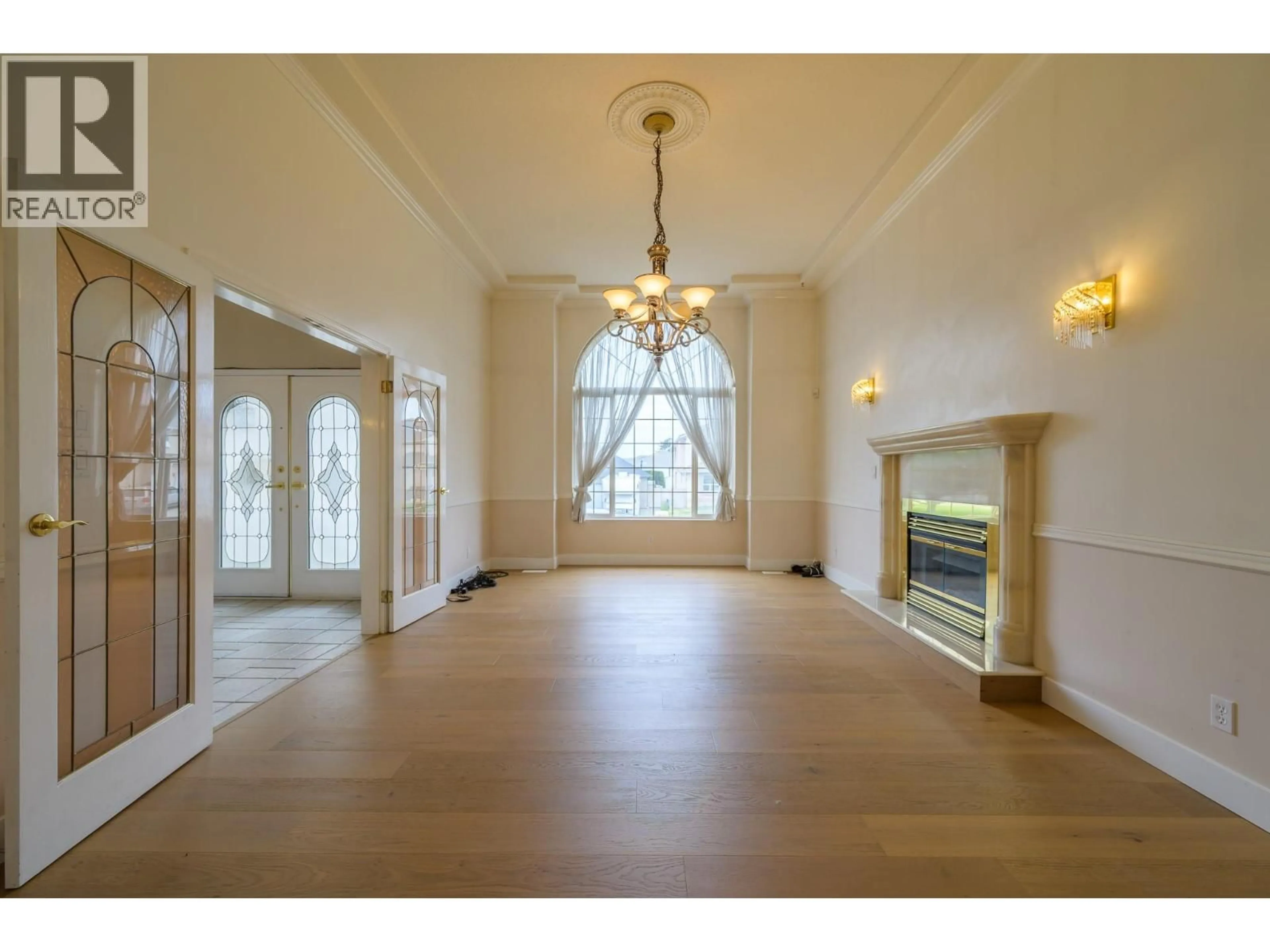 Indoor foyer for 1120 14TH STREET, Kamloops British Columbia V2B8K7