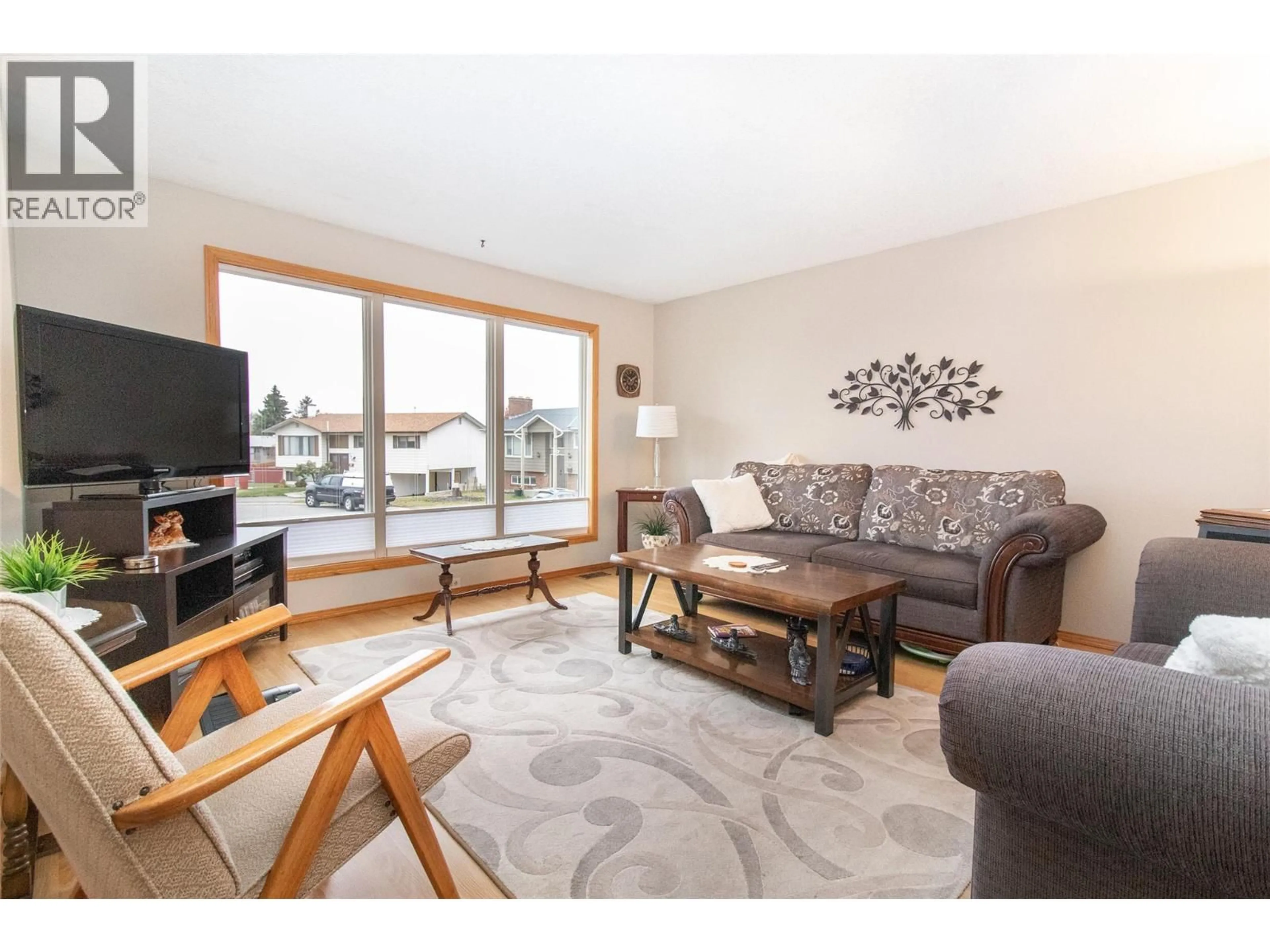 Living room with furniture, wood/laminate floor for 595 BACH ROAD, Kelowna British Columbia V1X6C9