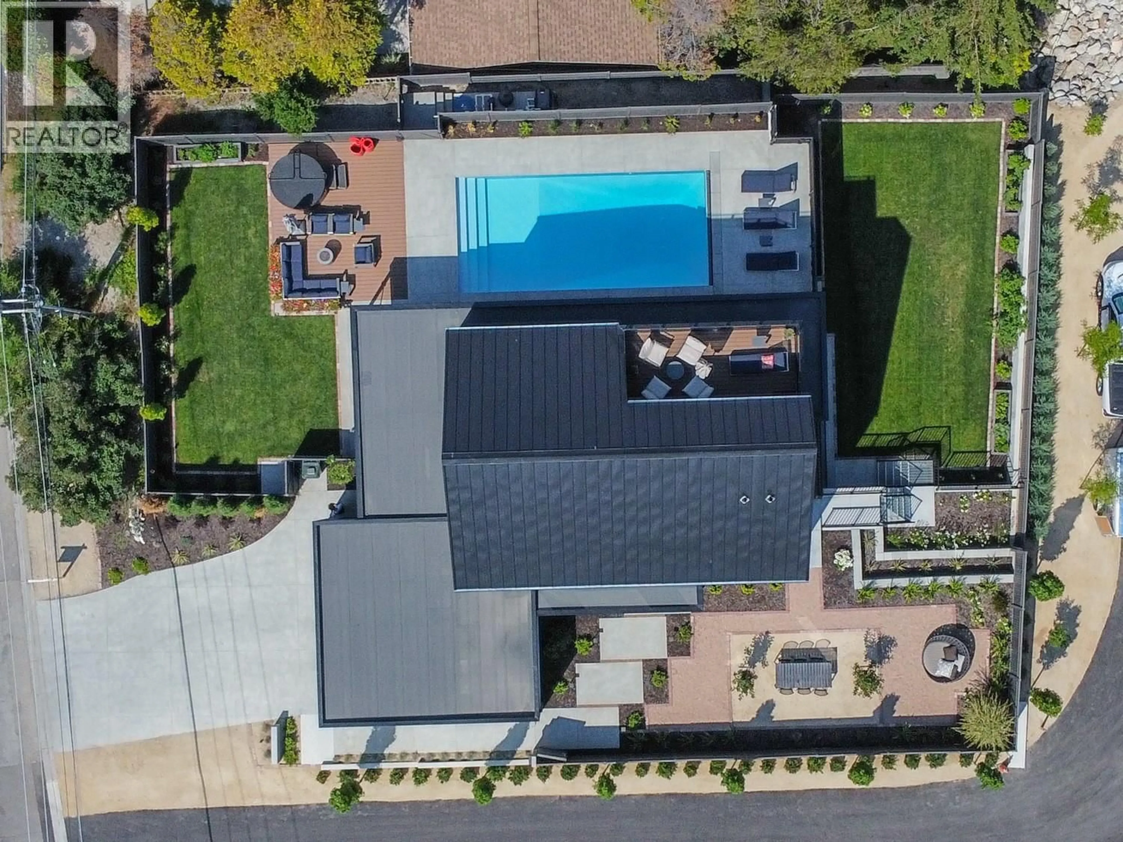 A pic from outside/outdoor area/front of a property/back of a property/a pic from drone, street for 681 VANCOUVER AVENUE, Penticton British Columbia V2A1A4