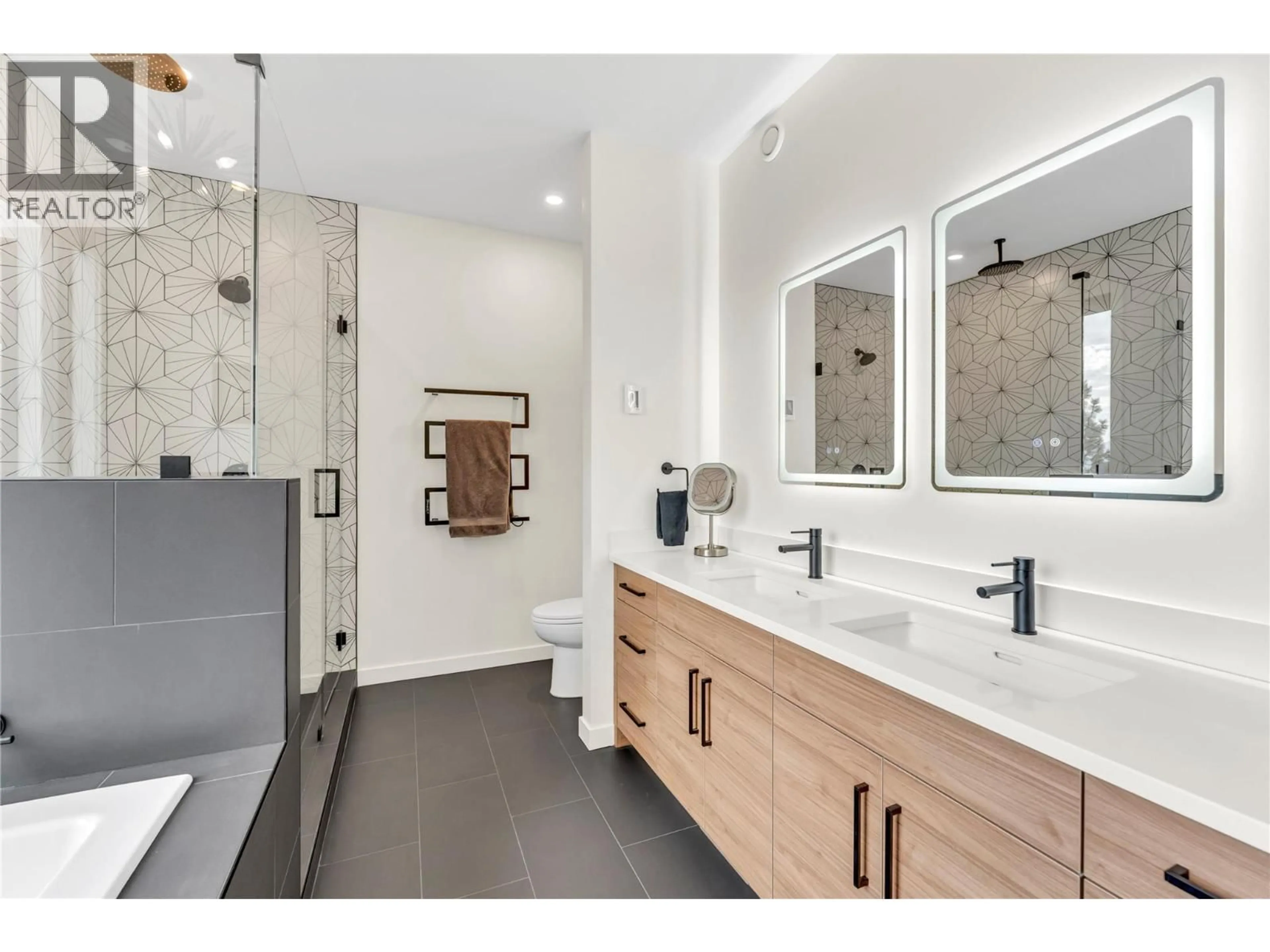 Contemporary bathroom, ceramic/tile floor for 117 - 3331 EVERGREEN DRIVE, Penticton British Columbia V2A0J3