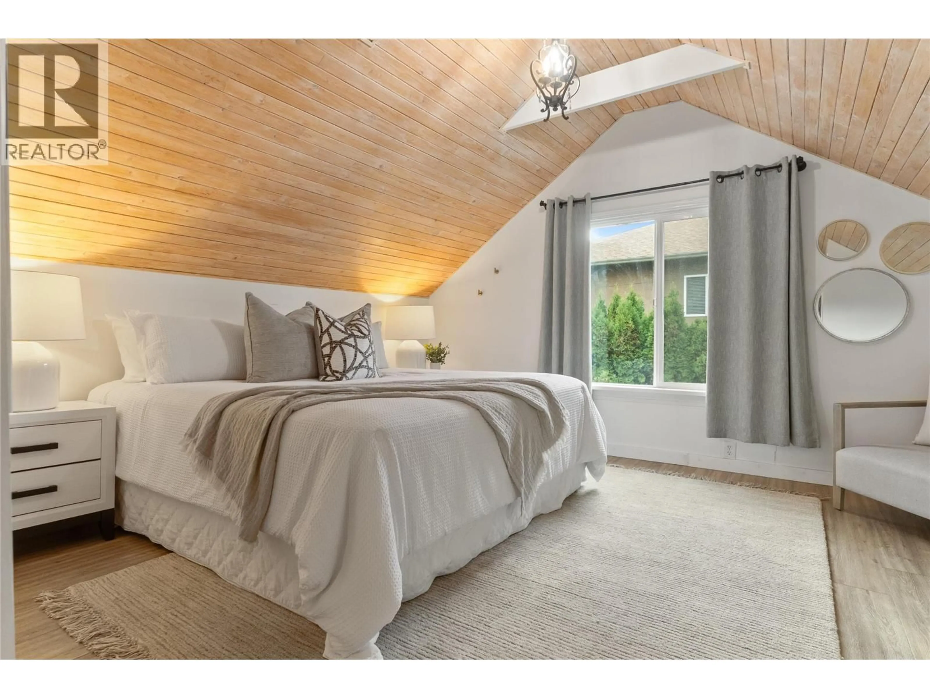 Bedroom with bed, wood/laminate floor for 765 BIRCH AVENUE, Kelowna British Columbia V1Y5H3