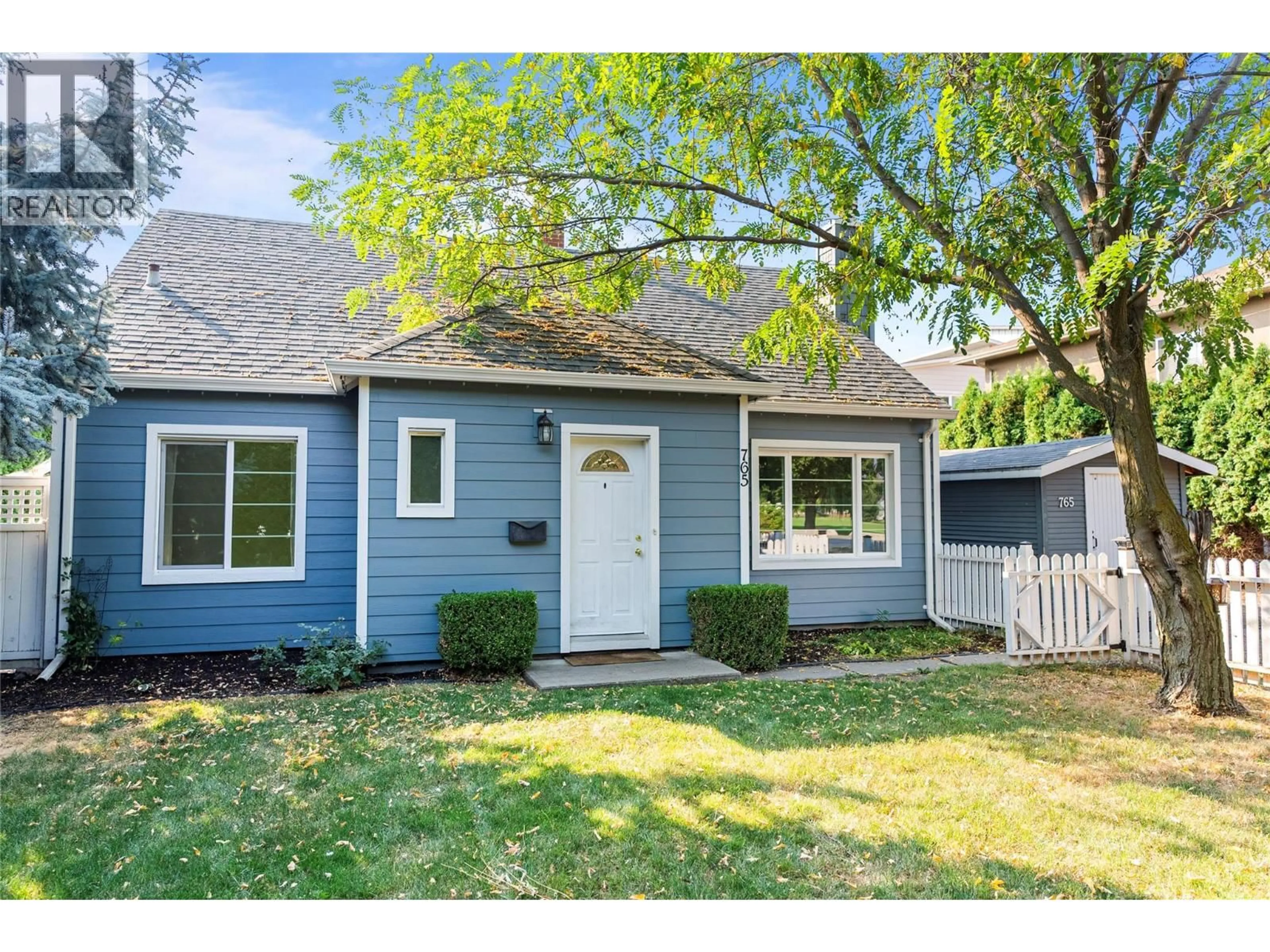 Home with vinyl exterior material, street for 765 BIRCH AVENUE, Kelowna British Columbia V1Y5H3