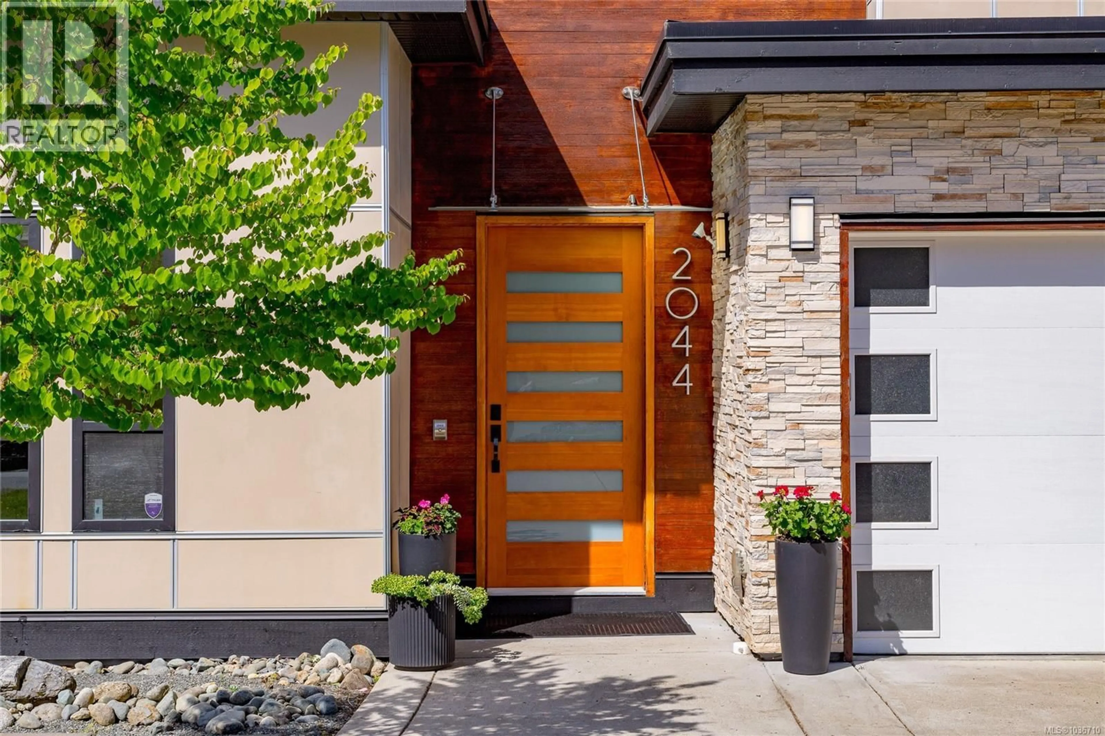 Indoor entryway for 2044 RIVERS CROSSING, Highlands British Columbia V9B0S6