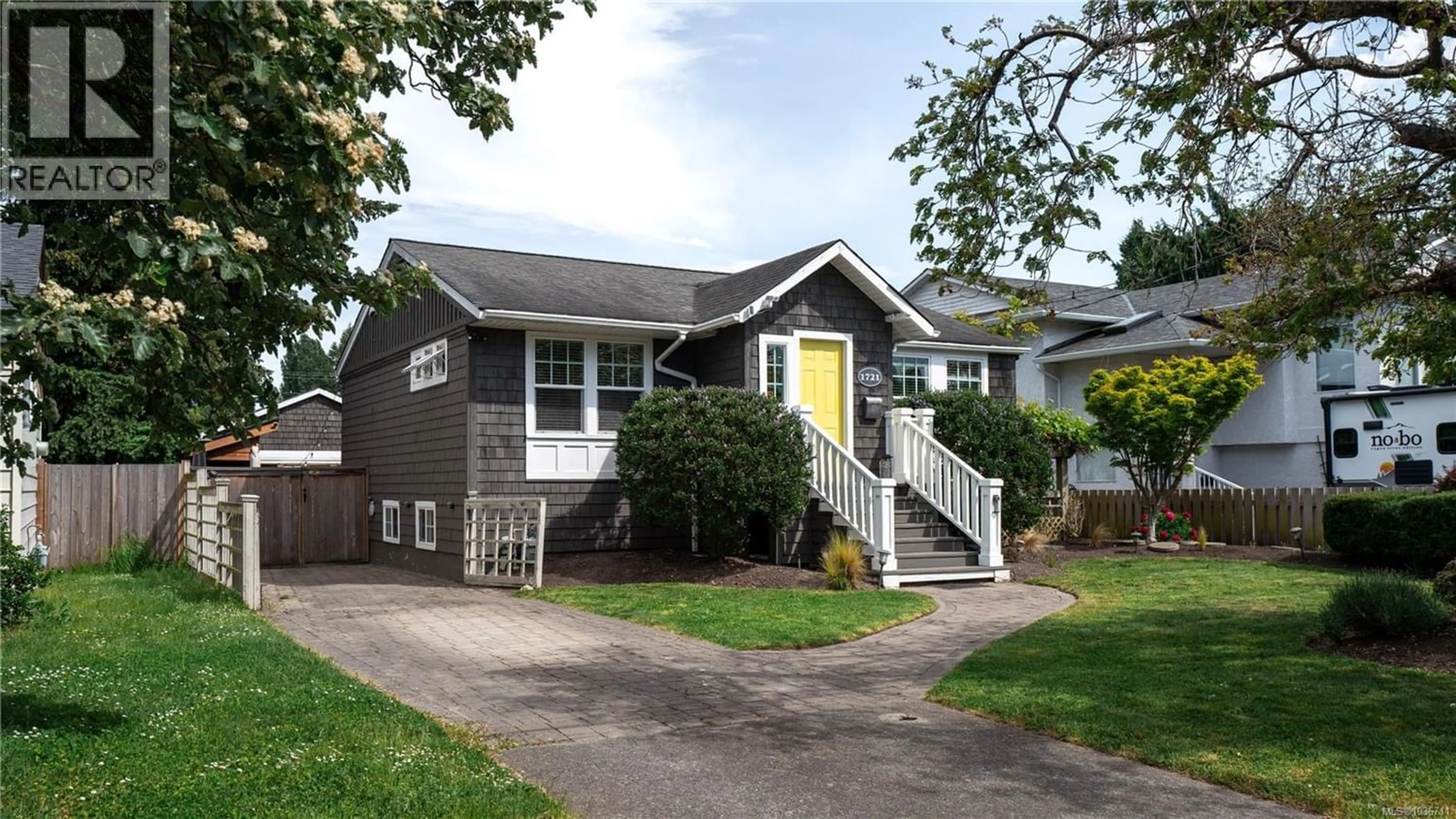 Unknown for 1721 AMPHION STREET, Victoria British Columbia V8R4Z8