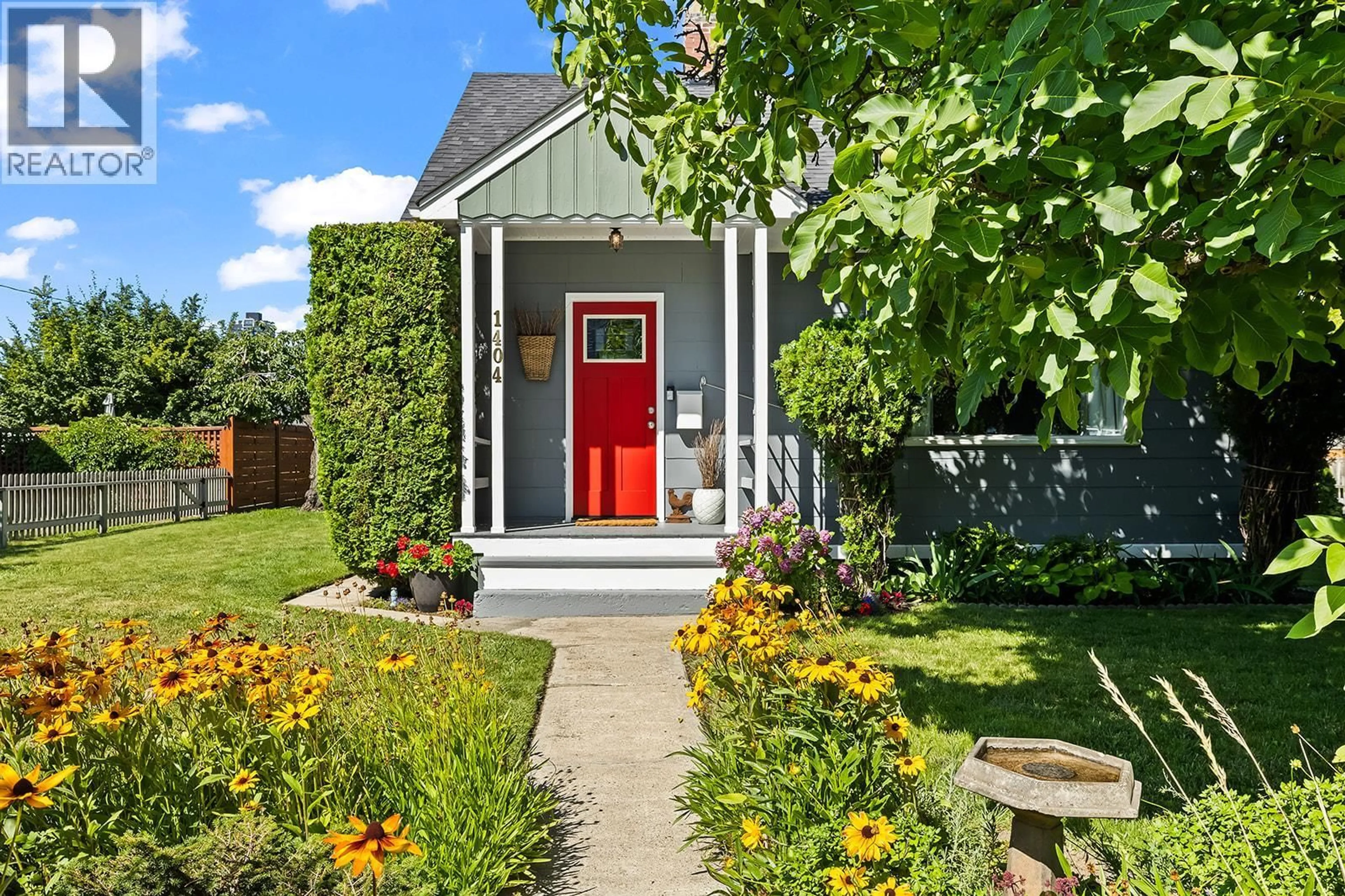 Home with vinyl exterior material, street for 1404 GRAHAM STREET, Kelowna British Columbia V1Y3A8