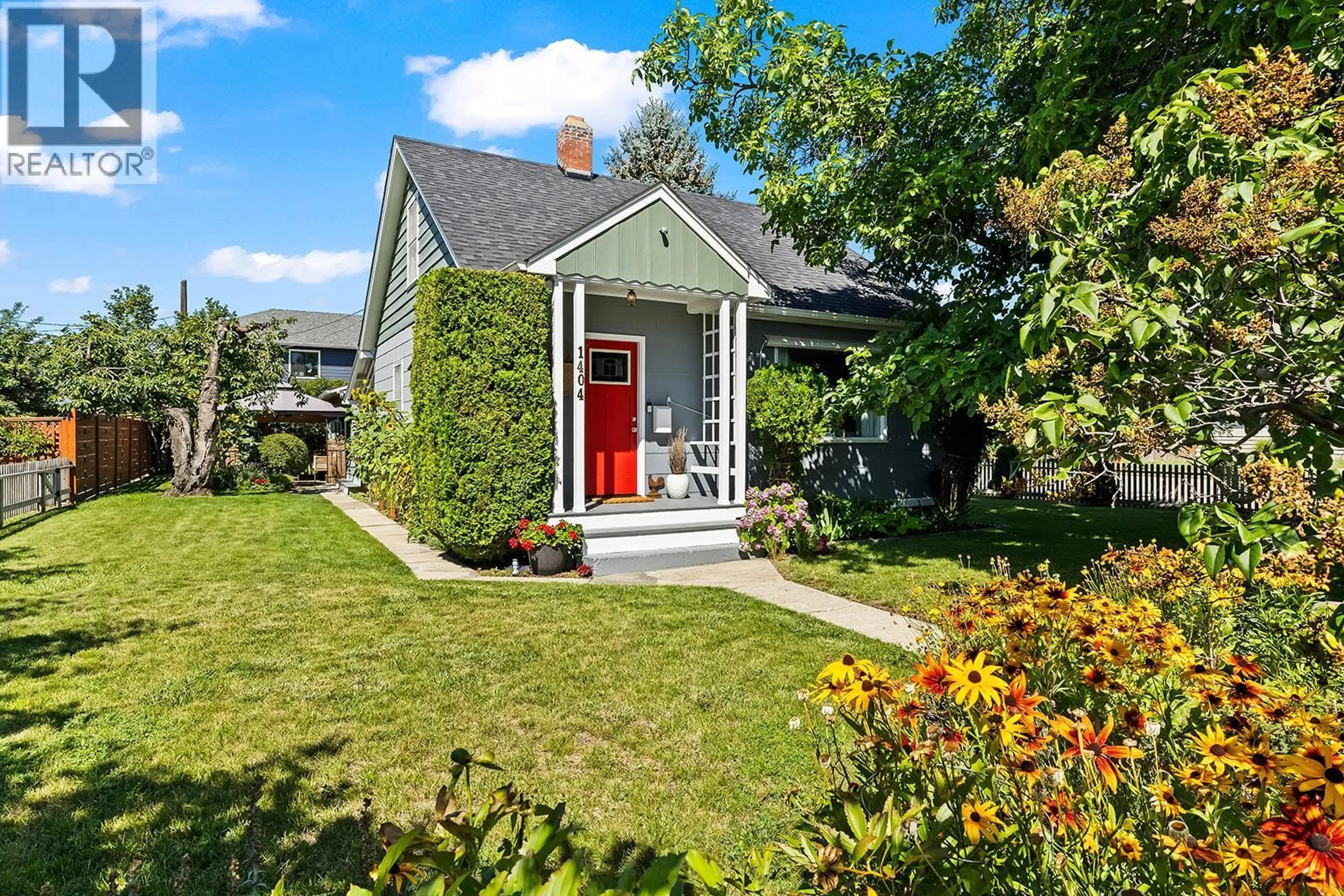 Home with vinyl exterior material, street for 1404 GRAHAM STREET, Kelowna British Columbia V1Y3A8