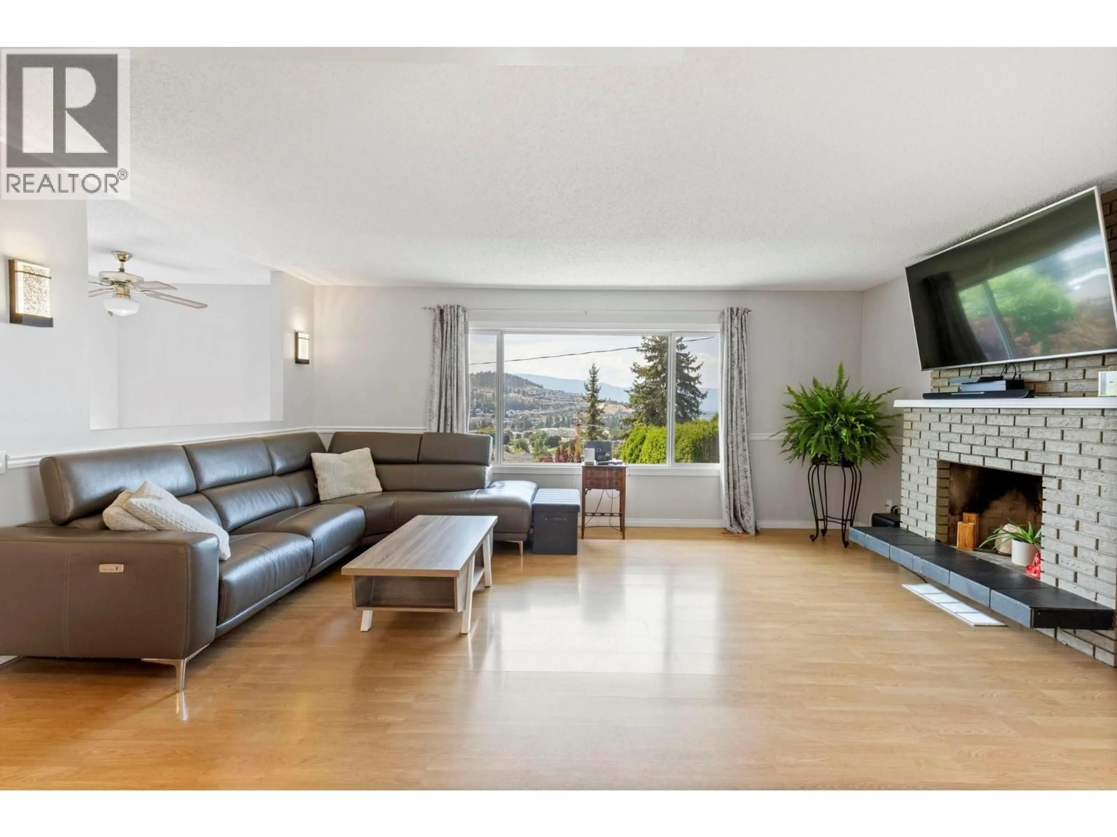 Living room with furniture, wood/laminate floor for 1285 BEGLEY ROAD, Kelowna British Columbia V1P1K8