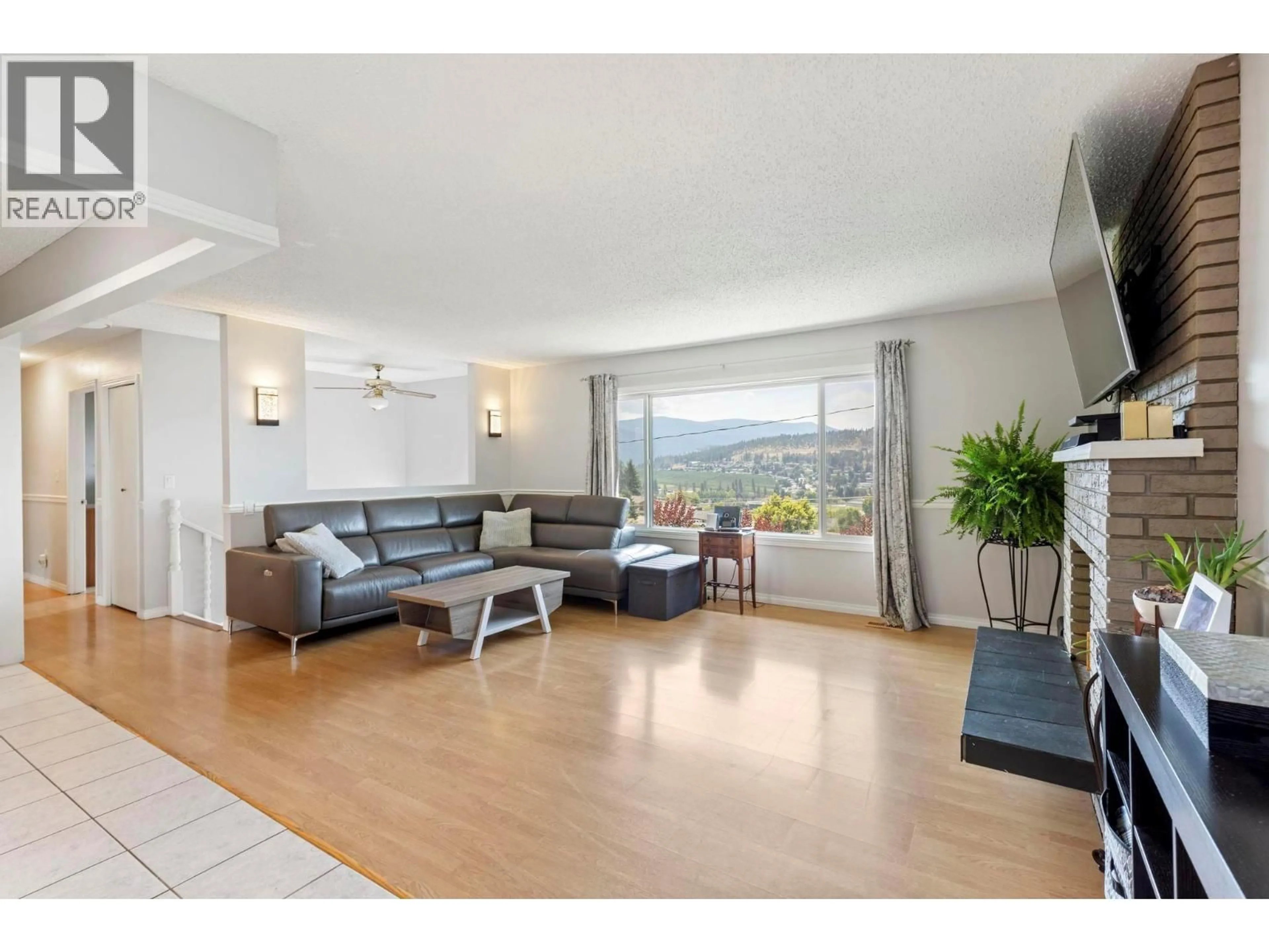 Living room with furniture, wood/laminate floor for 1285 BEGLEY ROAD, Kelowna British Columbia V1P1K8