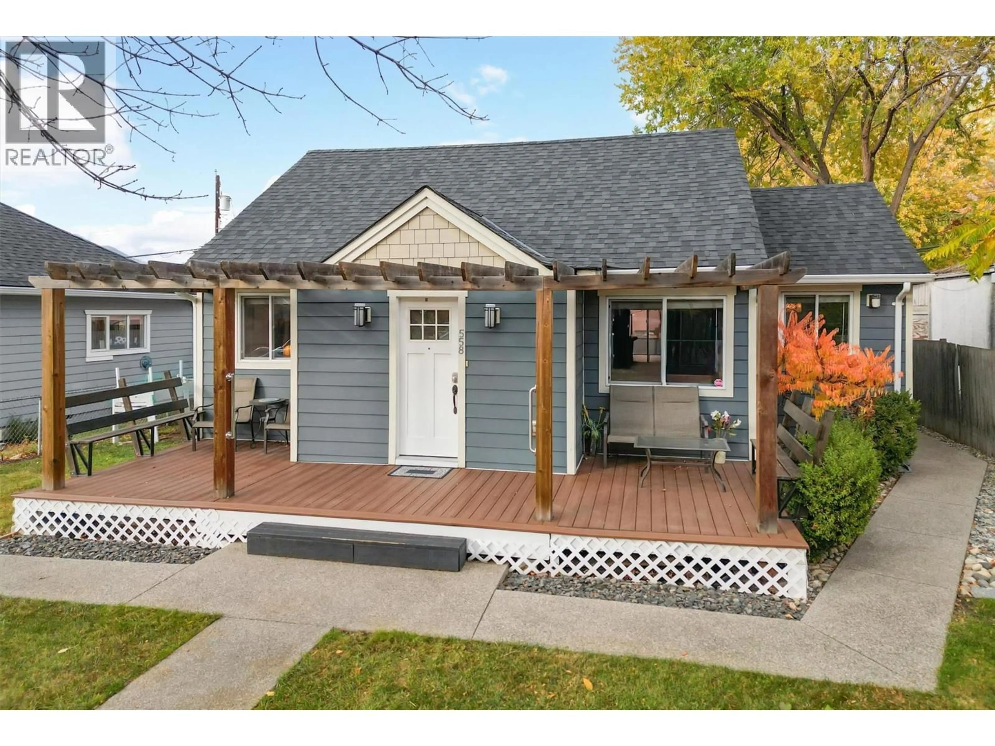 Home with vinyl exterior material, street for 558-560 CAMBRIDGE AVENUE, Kelowna British Columbia V1Y7M3