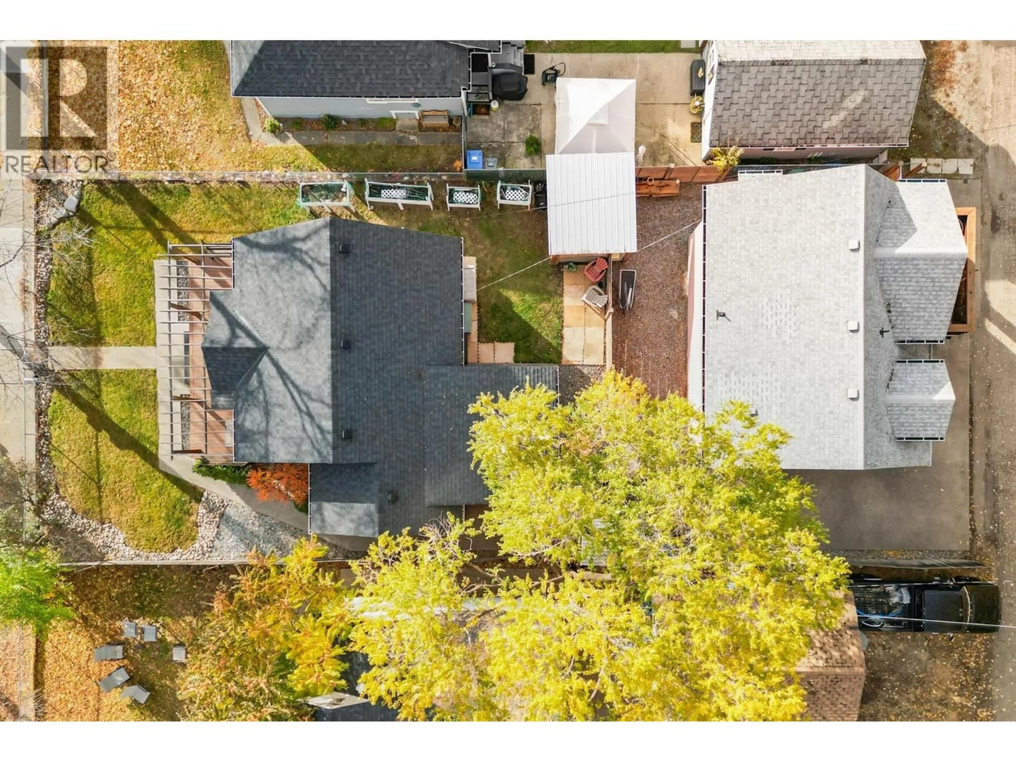 A pic from outside/outdoor area/front of a property/back of a property/a pic from drone, street for 558-560 CAMBRIDGE AVENUE, Kelowna British Columbia V1Y7M3