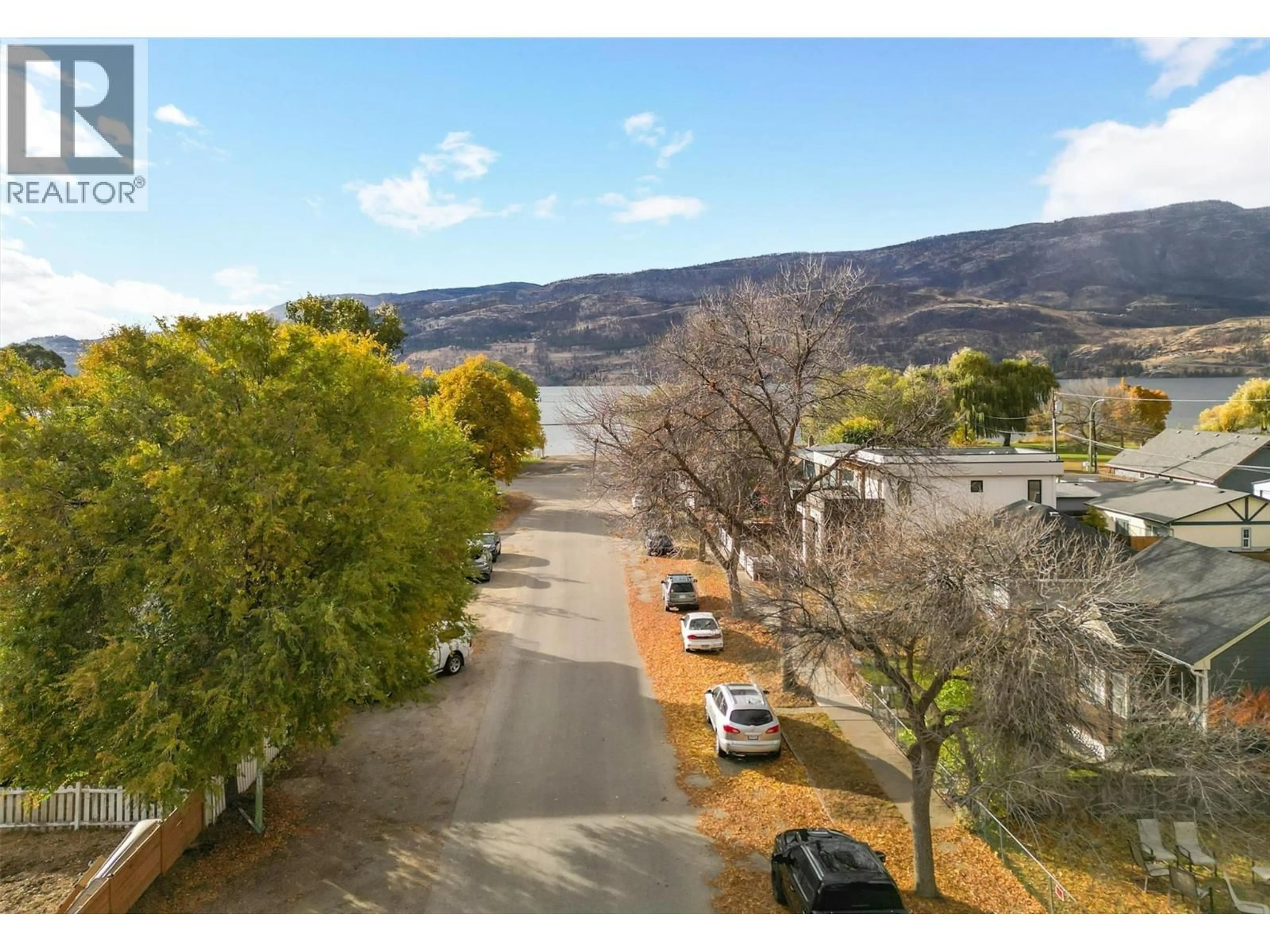 A pic from outside/outdoor area/front of a property/back of a property/a pic from drone, mountain view for 558-560 CAMBRIDGE AVENUE, Kelowna British Columbia V1Y7M3