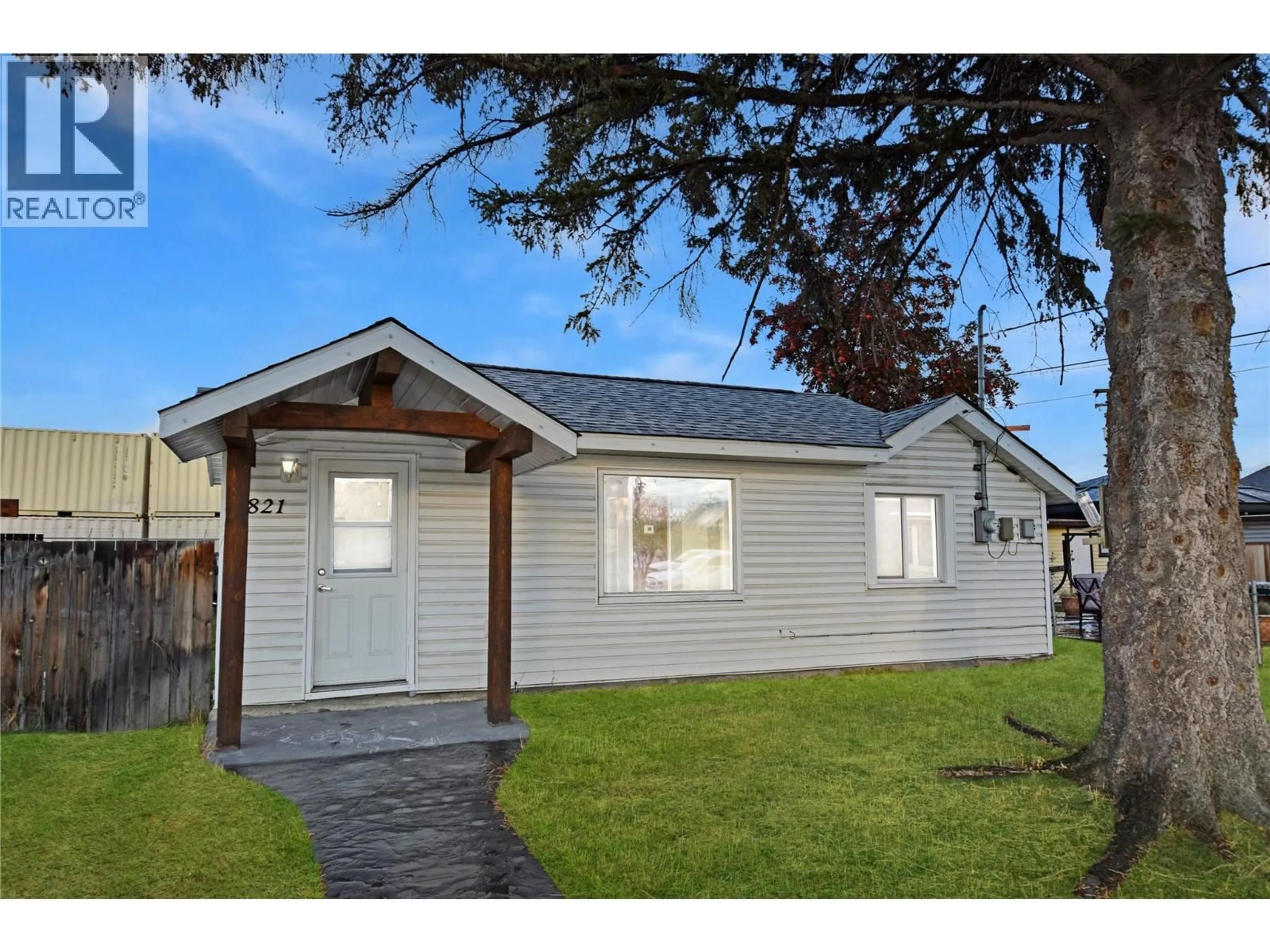 Home with vinyl exterior material, street for 821 18A  N AVENUE, Cranbrook British Columbia V1C3Y1