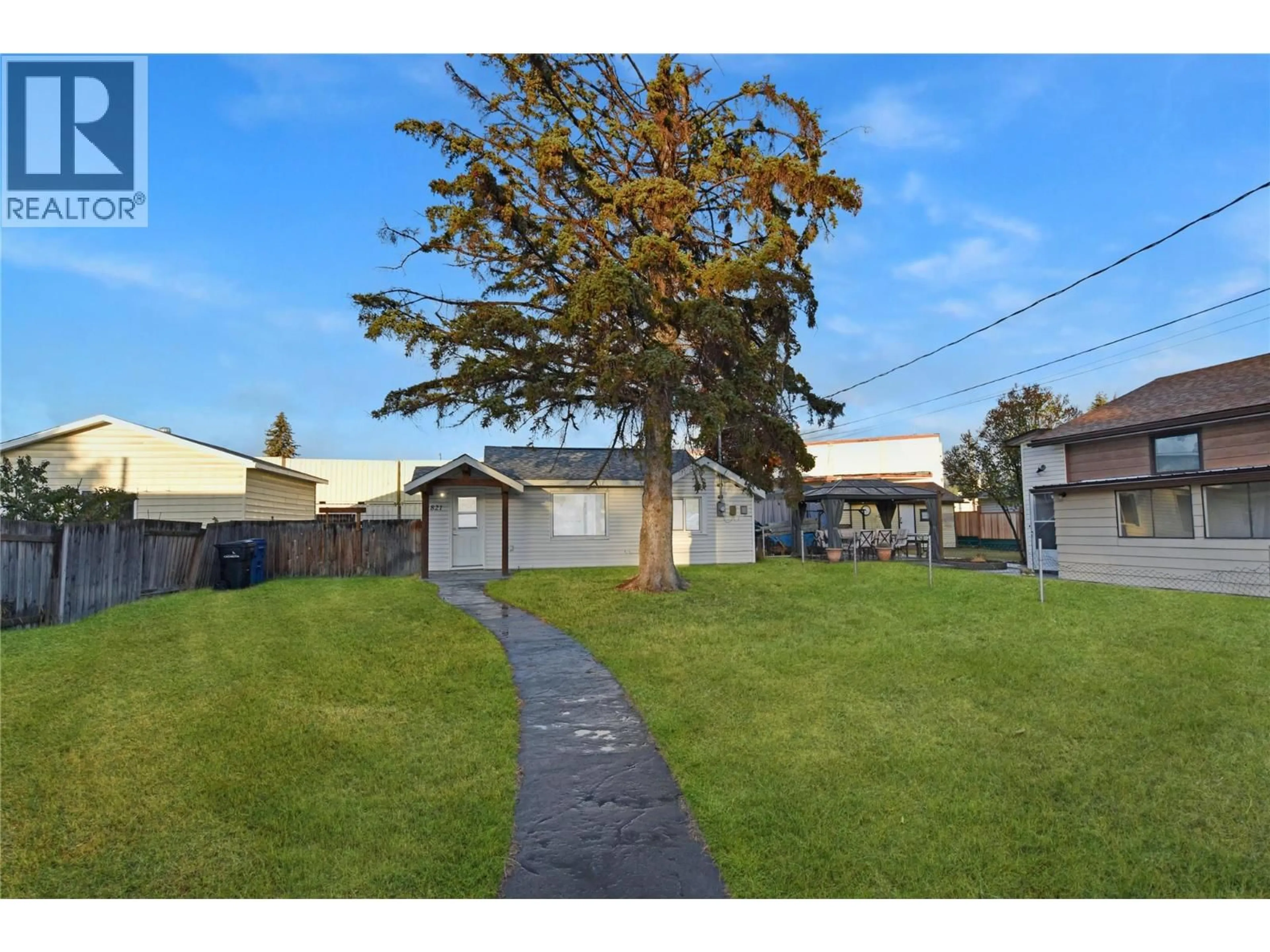 A pic from outside/outdoor area/front of a property/back of a property/a pic from drone, street for 821 18A  N AVENUE, Cranbrook British Columbia V1C3Y1