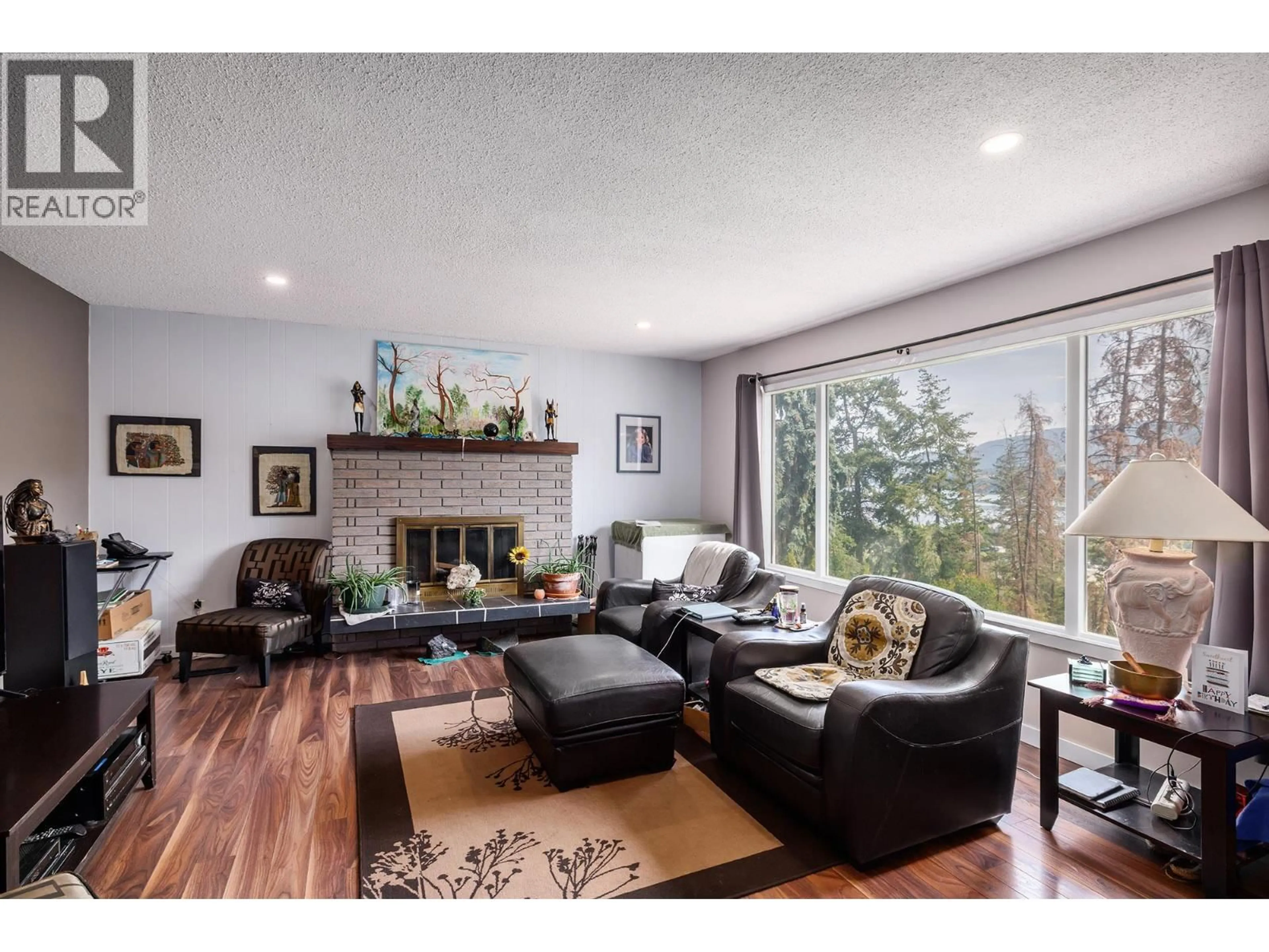 Living room with furniture, wood/laminate floor for 11175 PRETTY ROAD, Lake Country British Columbia V4V1H6