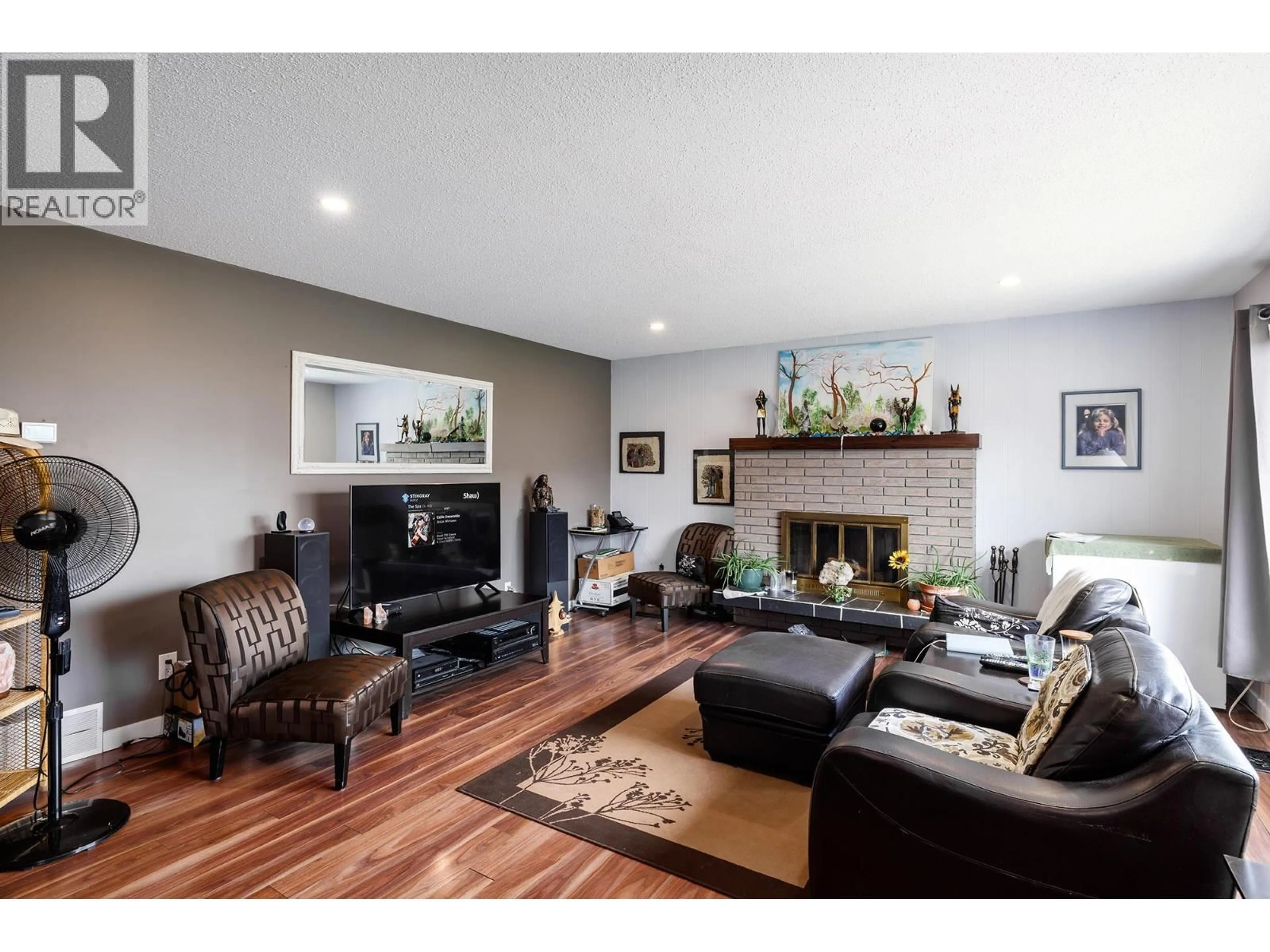 Living room with furniture, wood/laminate floor for 11175 PRETTY ROAD, Lake Country British Columbia V4V1H6
