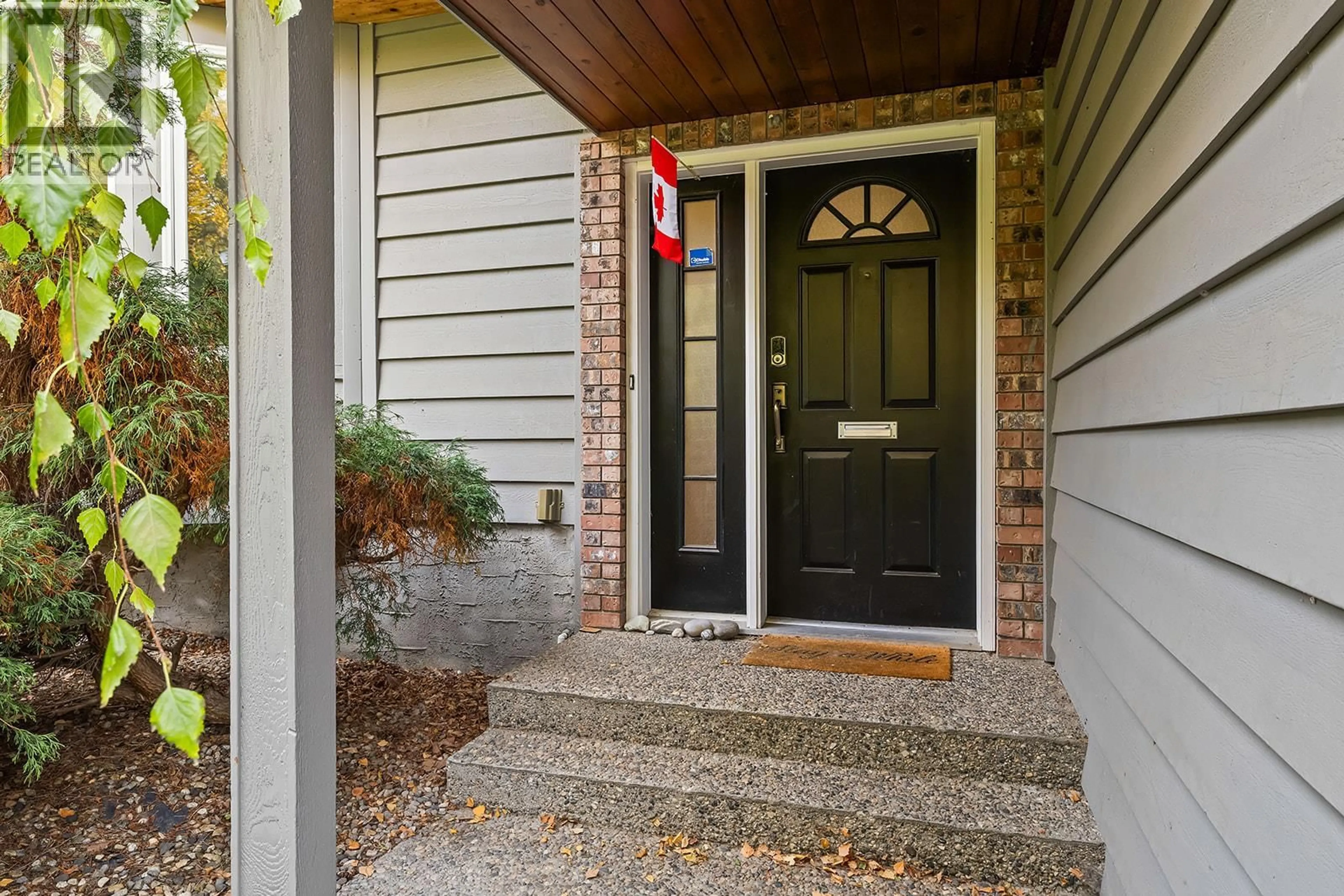 Indoor entryway for 875 CORONADO CRESCENT, Kelowna British Columbia V1W2K3