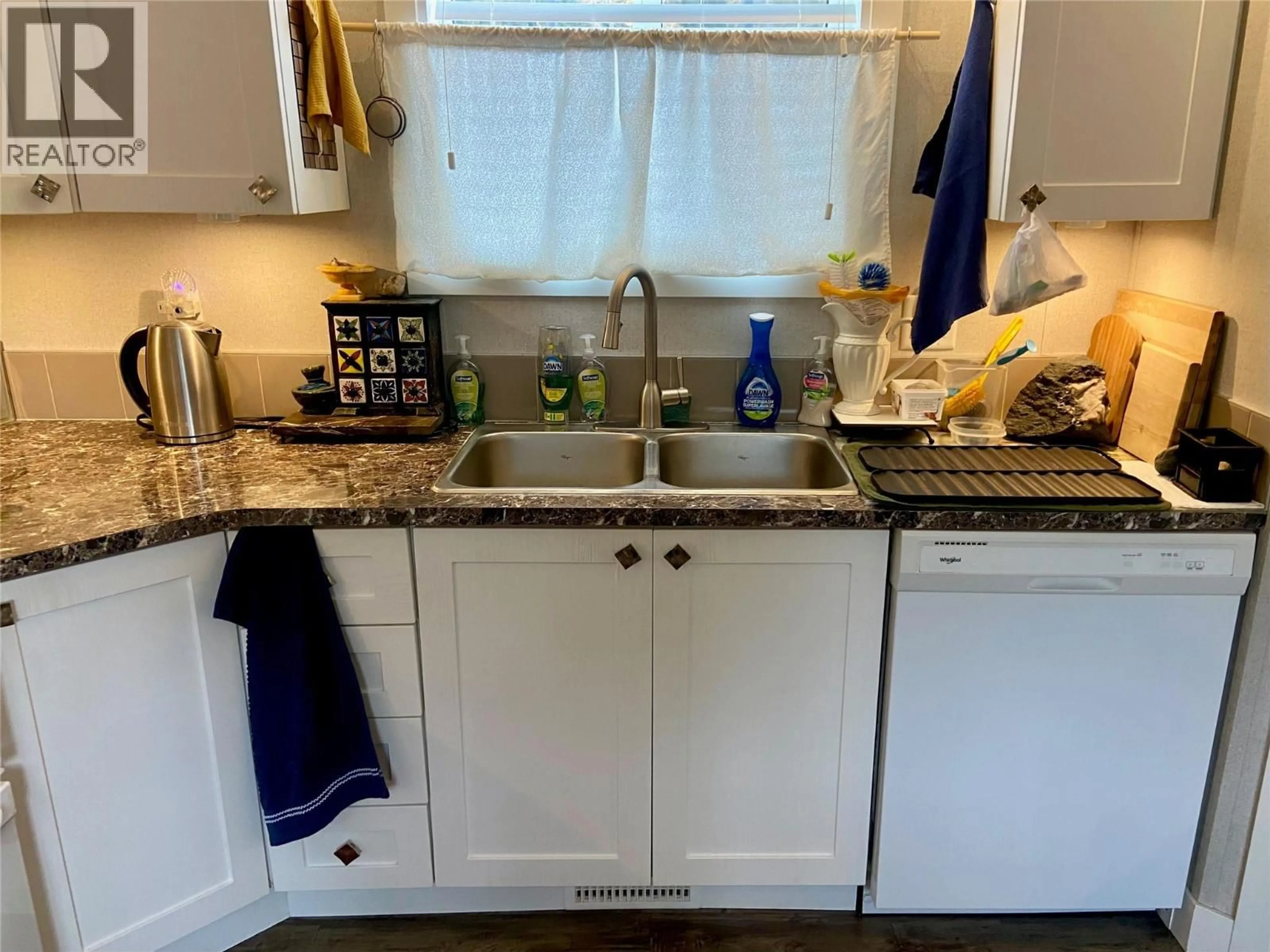 Standard kitchen, ceramic/tile floor for 2 - 1034 HIGHWAY 3B OTHER, Montrose British Columbia V0G1P0