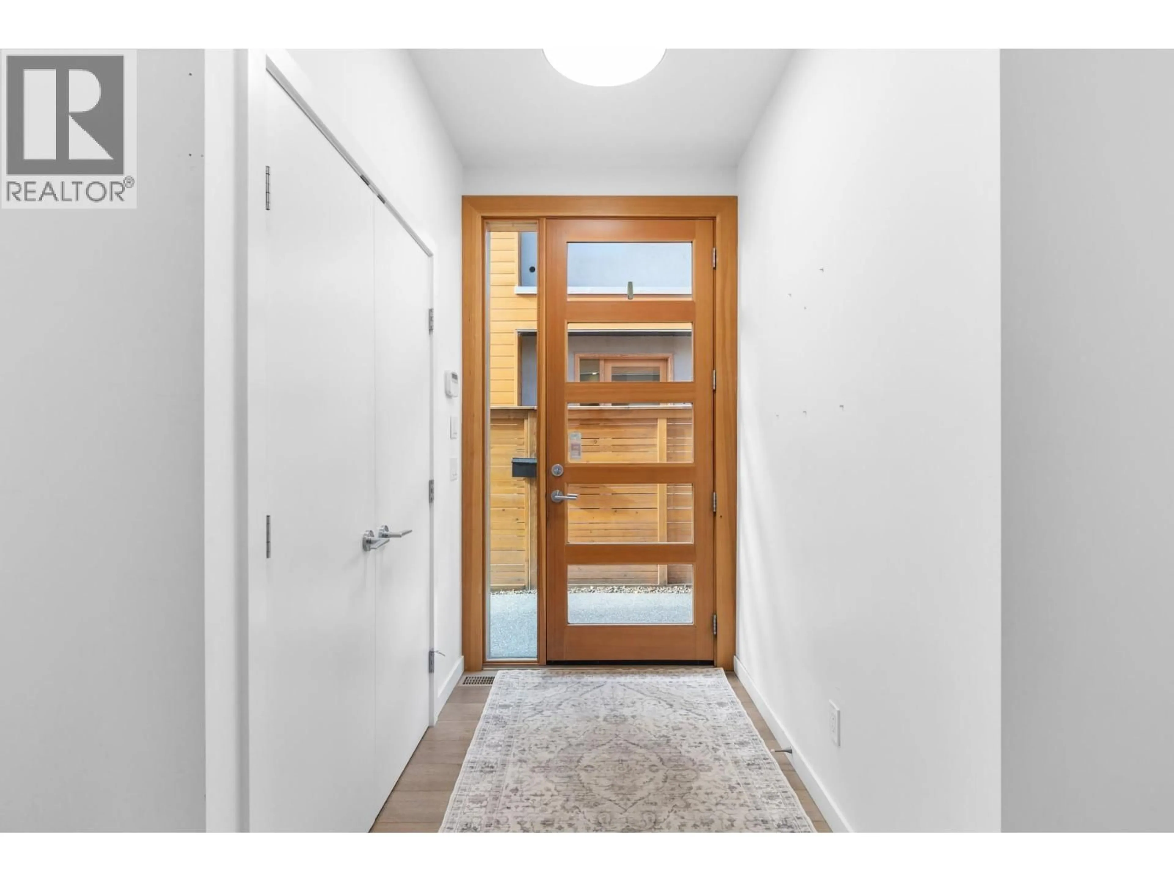 Indoor entryway for 443 CHRISTLETON AVENUE, Kelowna British Columbia V1Y5H9